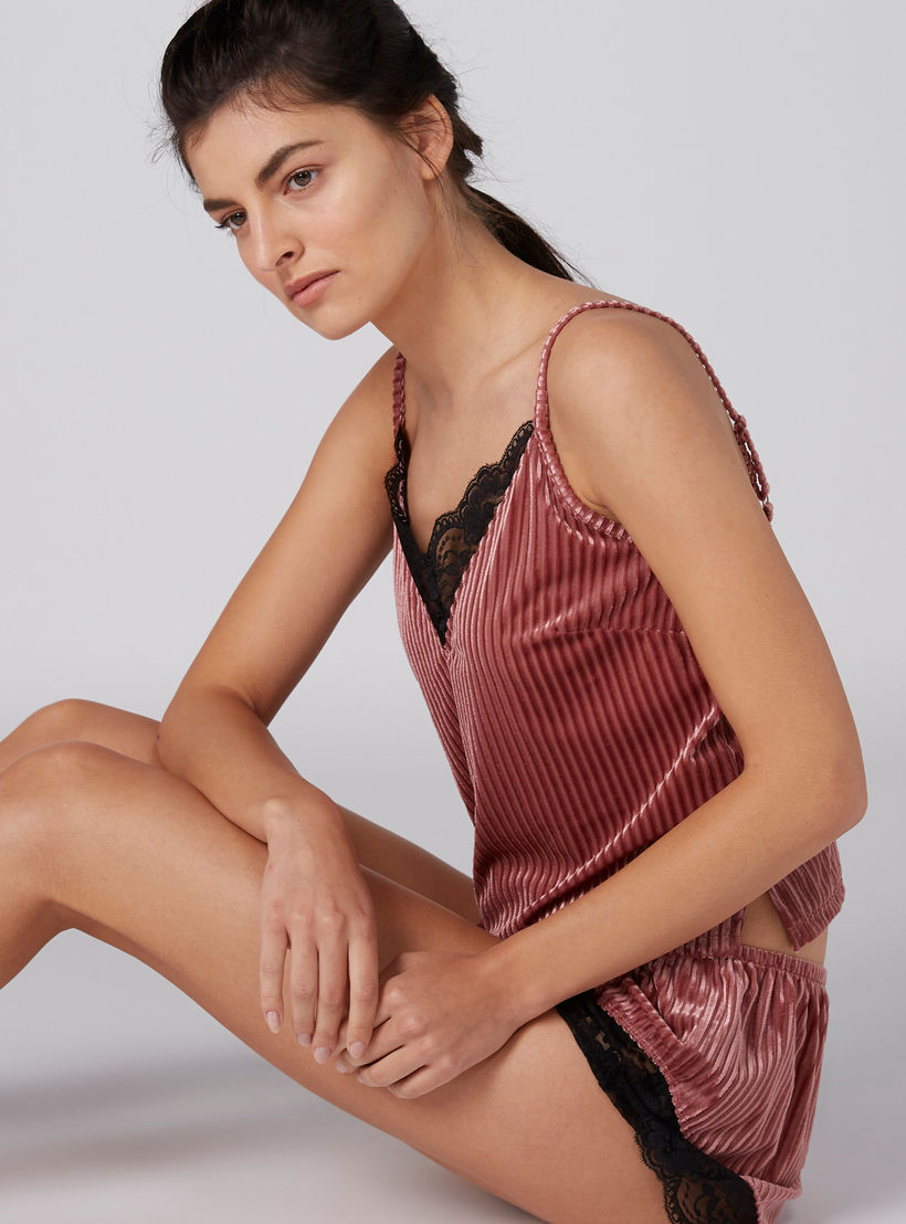 طقم شورت وبلوزة بارزة الملمس دون أكمام بياقة V وتفاصيل دانتيل-women-clothing-nightwear-pyjamas-longsets-image-3