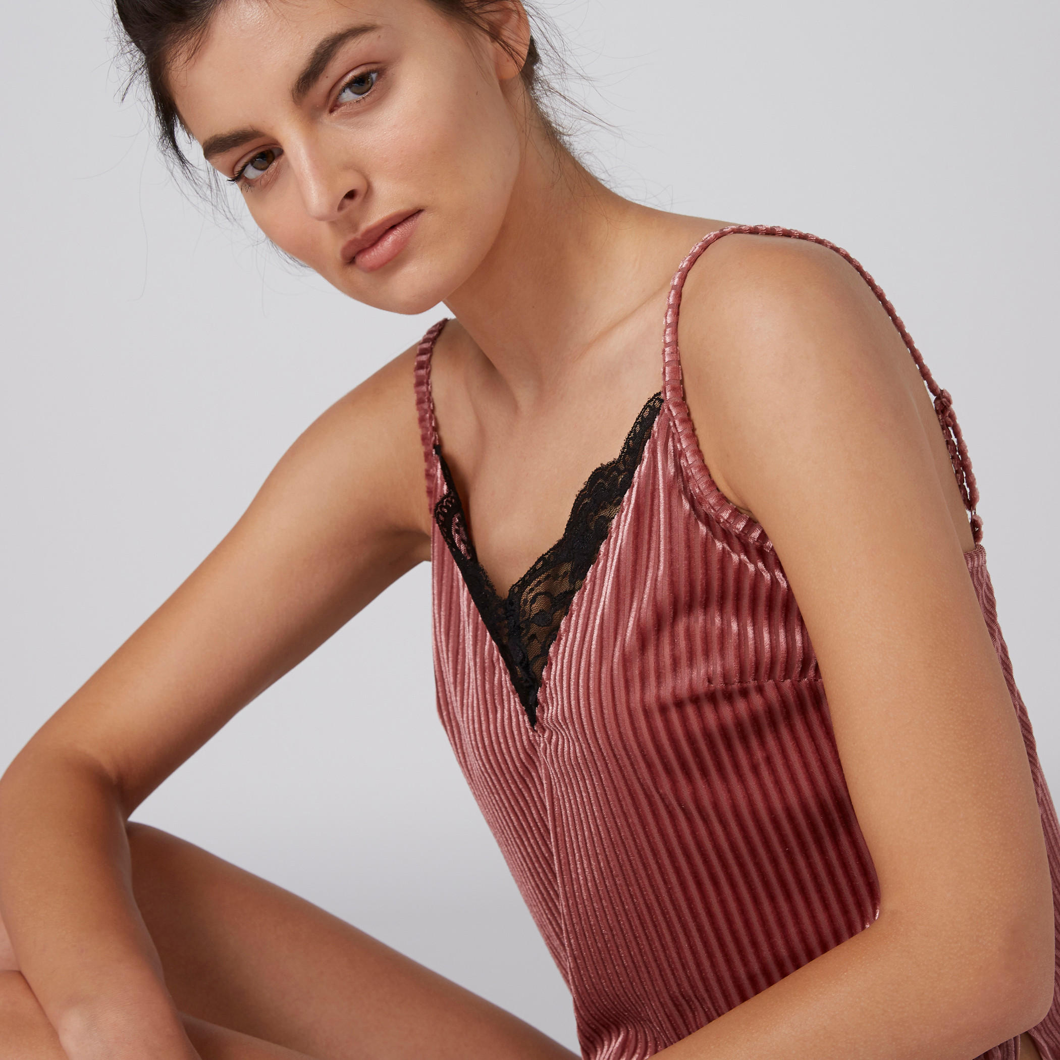 طقم شورت وبلوزة بارزة الملمس دون أكمام بياقة V وتفاصيل دانتيل-women-clothing-nightwear-pyjamas-longsets-image-4