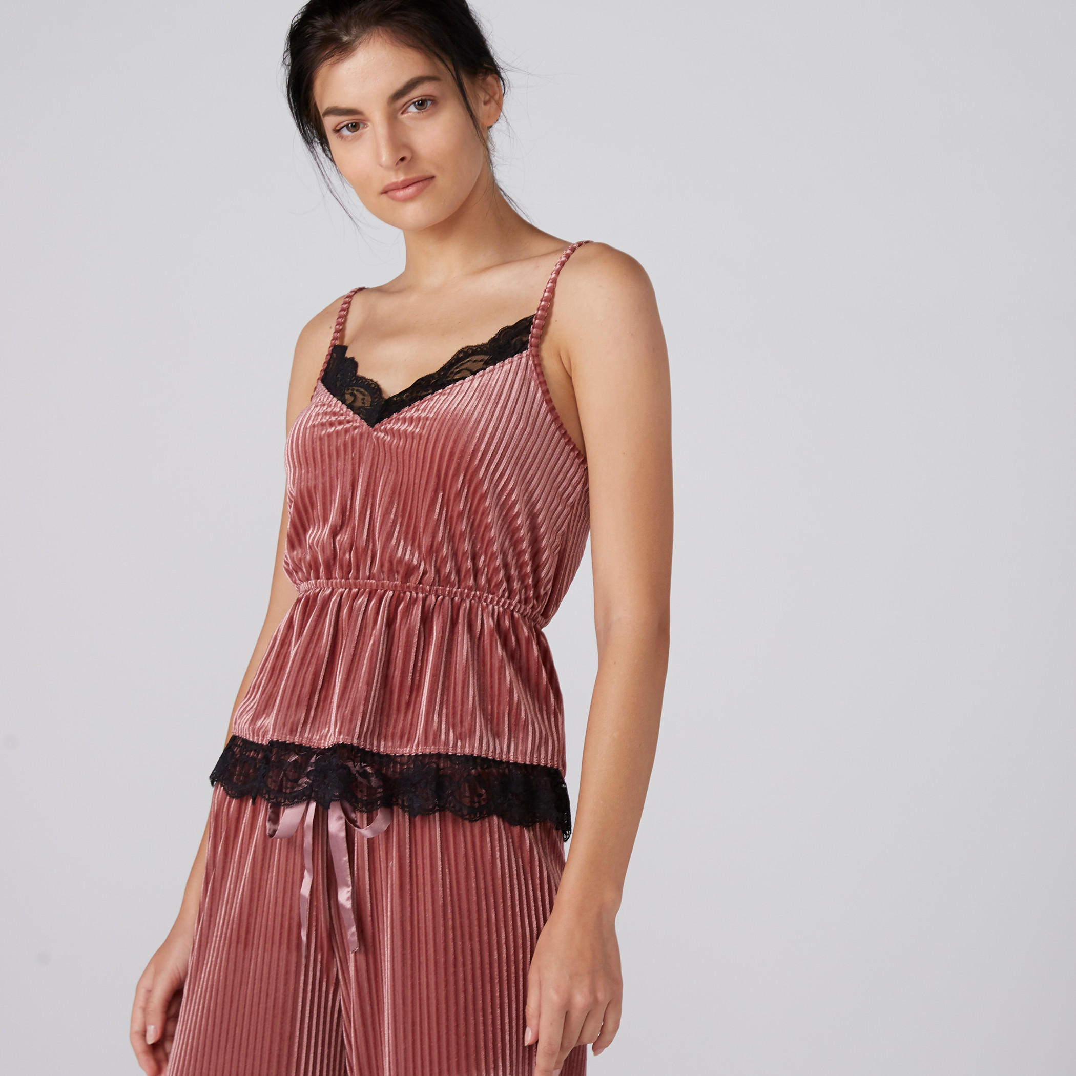 طقم بنطال بيجاما وبلوزة بارزة الملمس دون أكمام بياقة V وتفاصيل دانتيل-women-clothing-nightwear-pyjamas-longsets-image-1