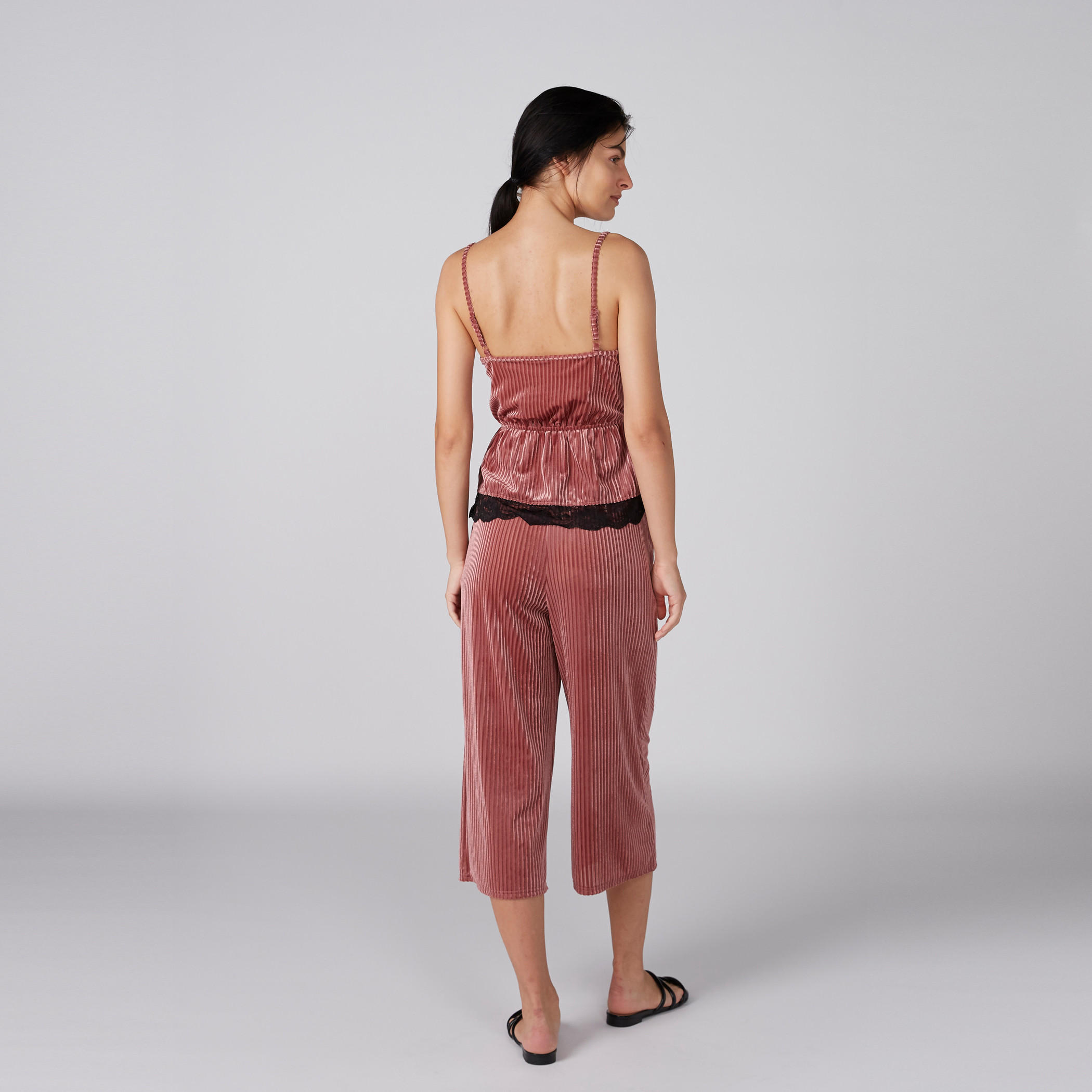 طقم بنطال بيجاما وبلوزة بارزة الملمس دون أكمام بياقة V وتفاصيل دانتيل-women-clothing-nightwear-pyjamas-longsets-image-2
