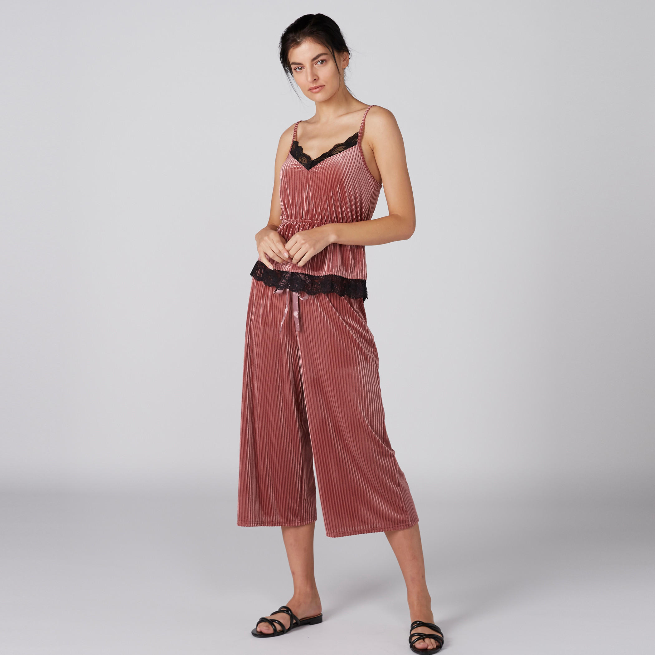 طقم بنطال بيجاما وبلوزة بارزة الملمس دون أكمام بياقة V وتفاصيل دانتيل-women-clothing-nightwear-pyjamas-longsets-image-3