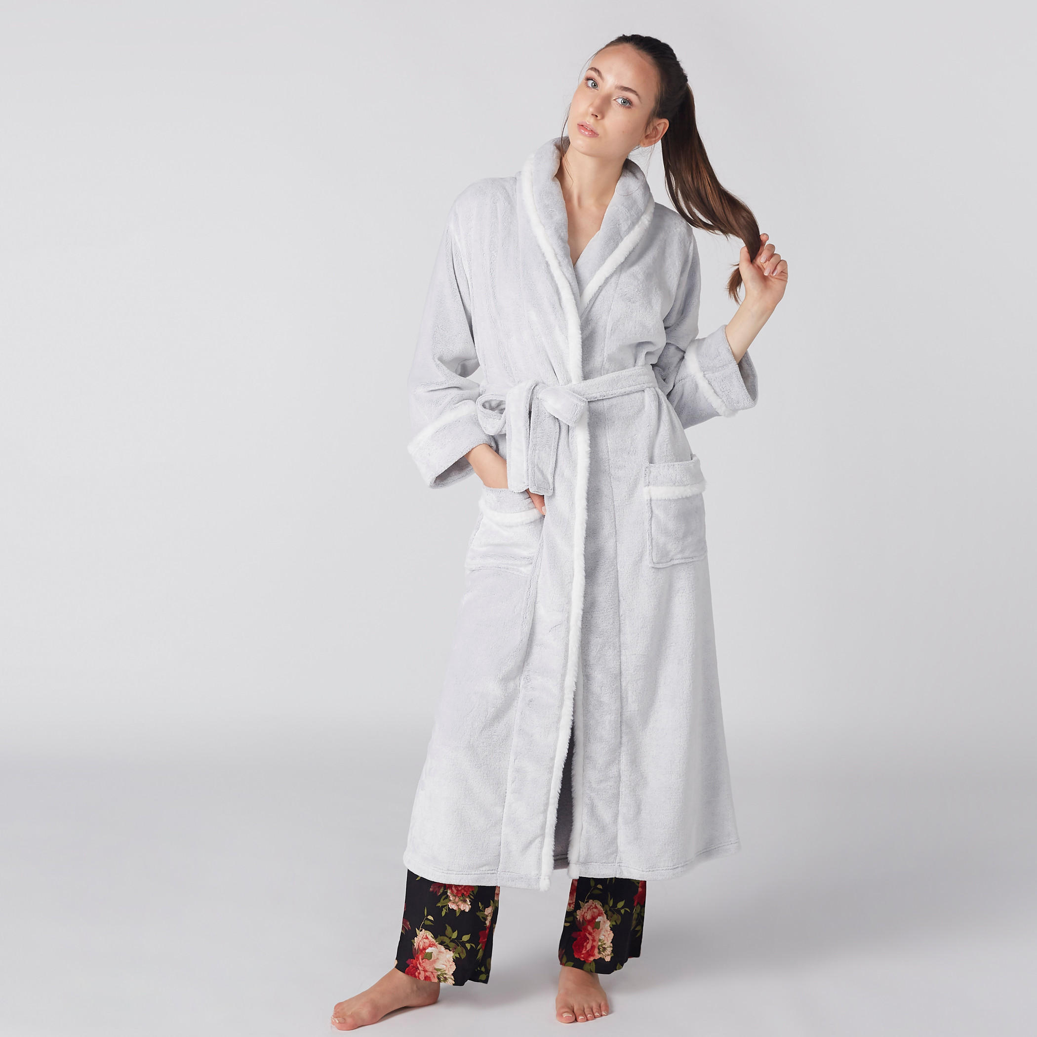 روب بتفاصيل قطيفة وأكمام طويلة وحزام رباط-women-clothing-nightwear-robes-image-1