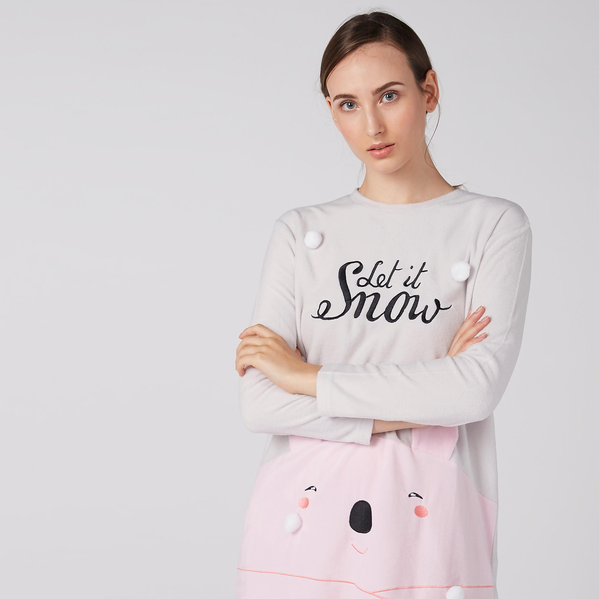 قميص نوم بياقة مستديرة وأكمام طويلة مزيّن بكرات بوم بوم-women-clothing-nightwear-nighties-image-1