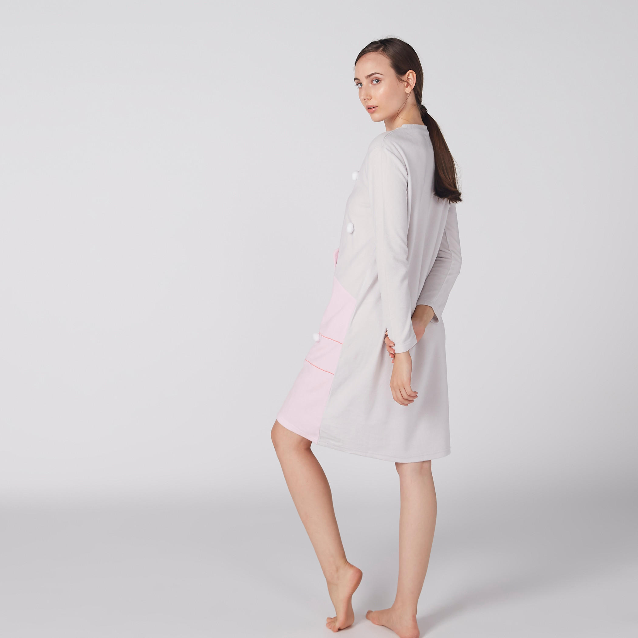 قميص نوم بياقة مستديرة وأكمام طويلة مزيّن بكرات بوم بوم-women-clothing-nightwear-nighties-image-2