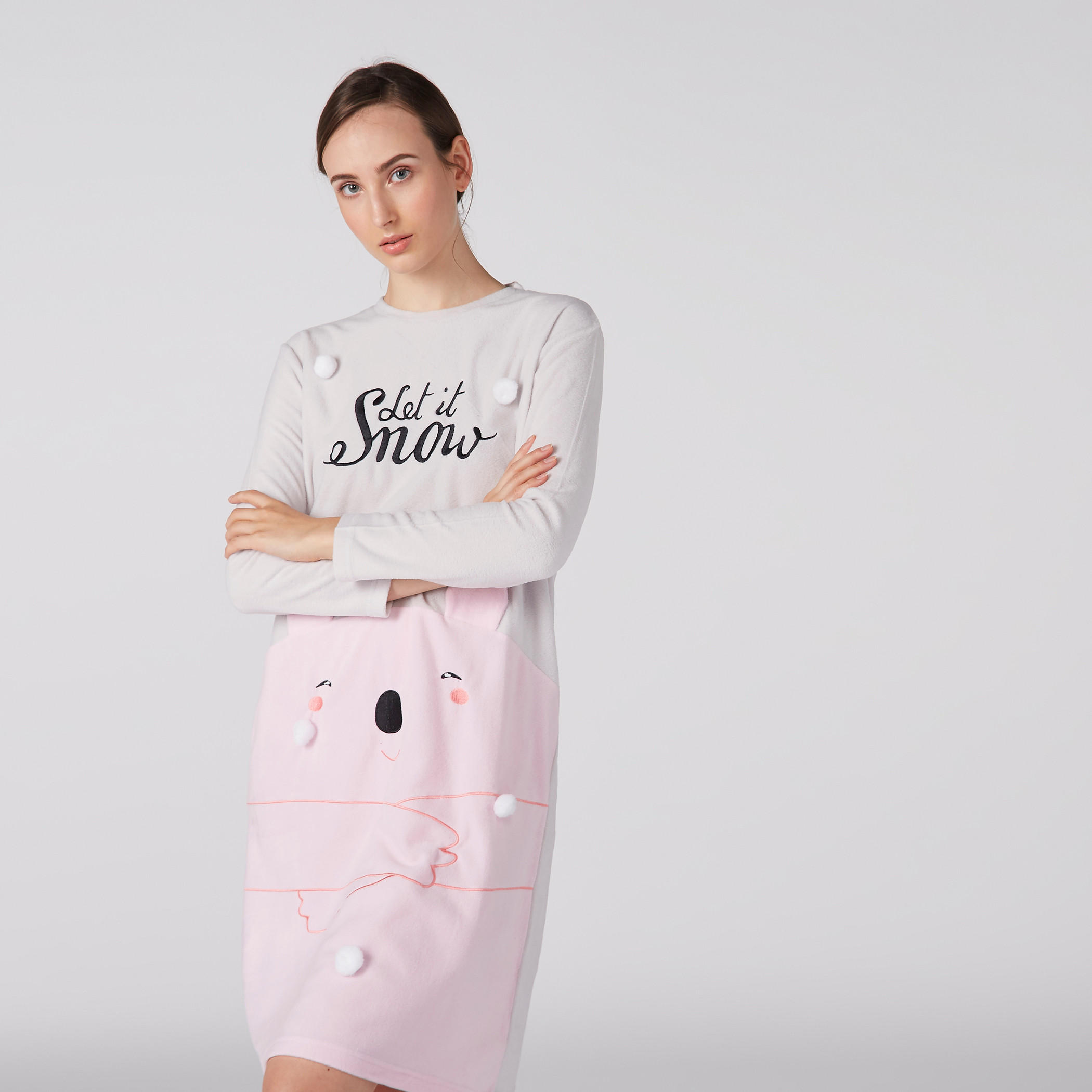 قميص نوم بياقة مستديرة وأكمام طويلة مزيّن بكرات بوم بوم-women-clothing-nightwear-nighties-image-3