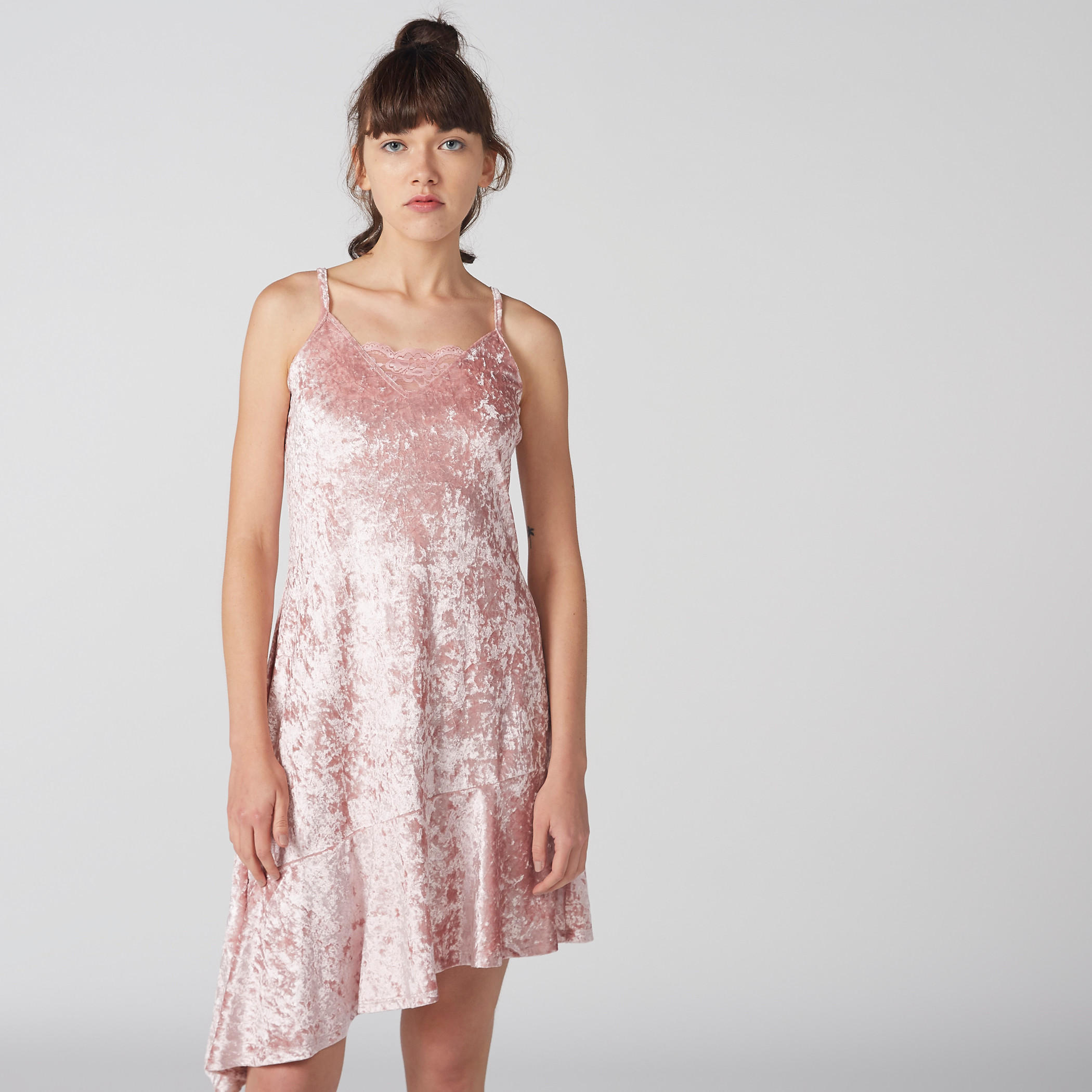 قميص نوم بتفاصيل دانتيل وحمالات رفيعة-women-clothing-nightwear-nighties-image-1
