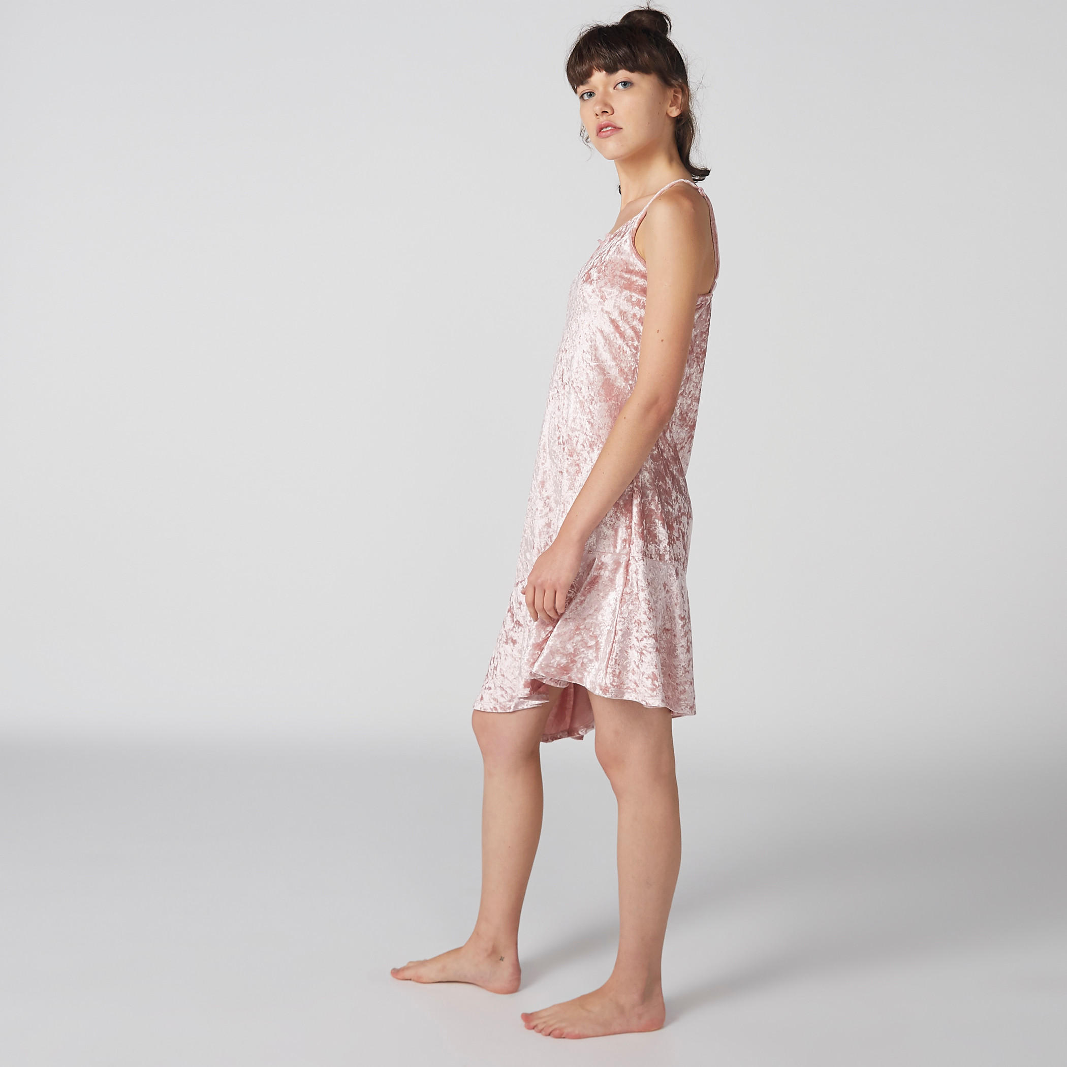 قميص نوم بتفاصيل دانتيل وحمالات رفيعة-women-clothing-nightwear-nighties-image-2