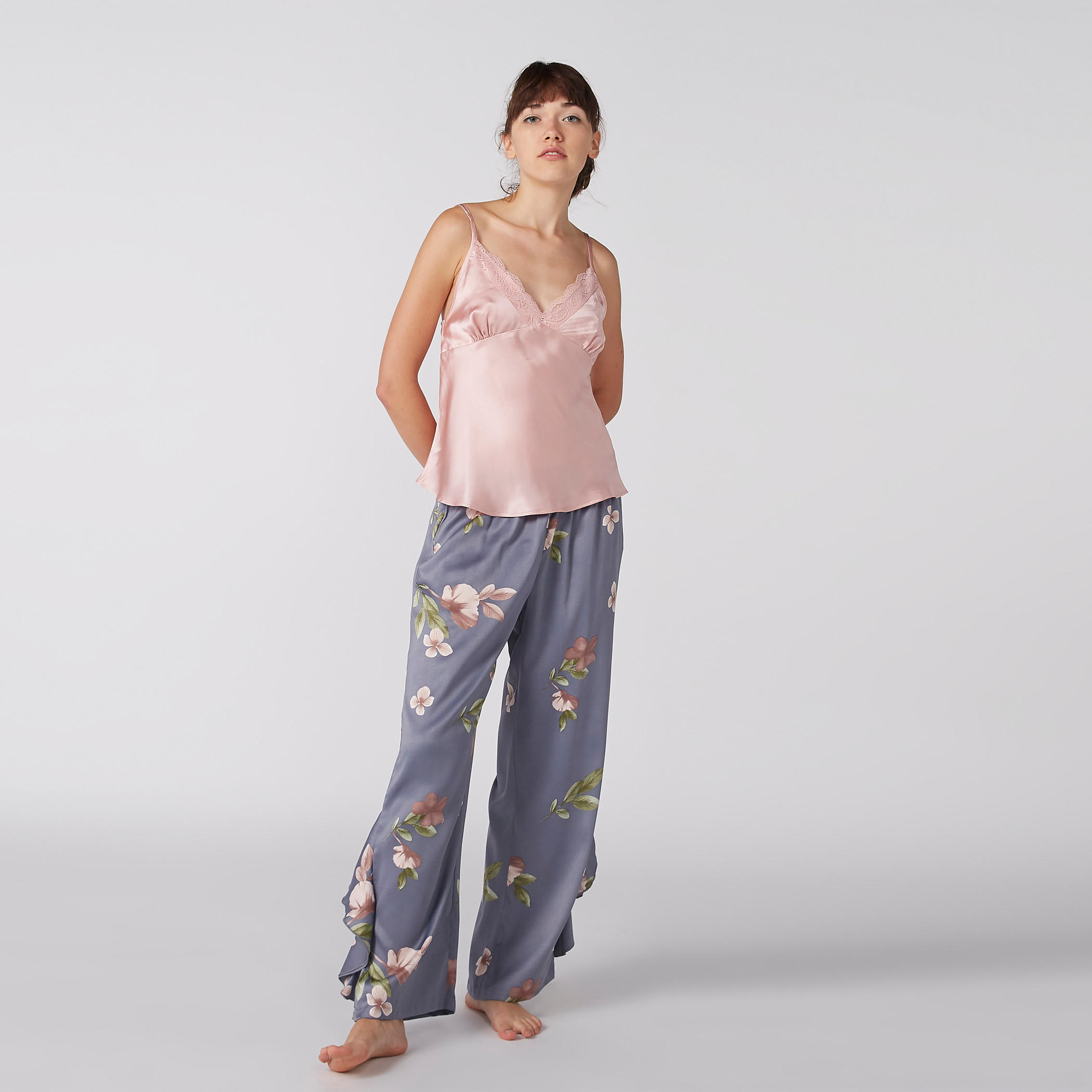 طقم بنطال بيجاما بطبعات أزهار وبلوزة بحمالات رفيعة وتفاصيل دانتيل-women-clothing-nightwear-pyjamas-longsets-image-1