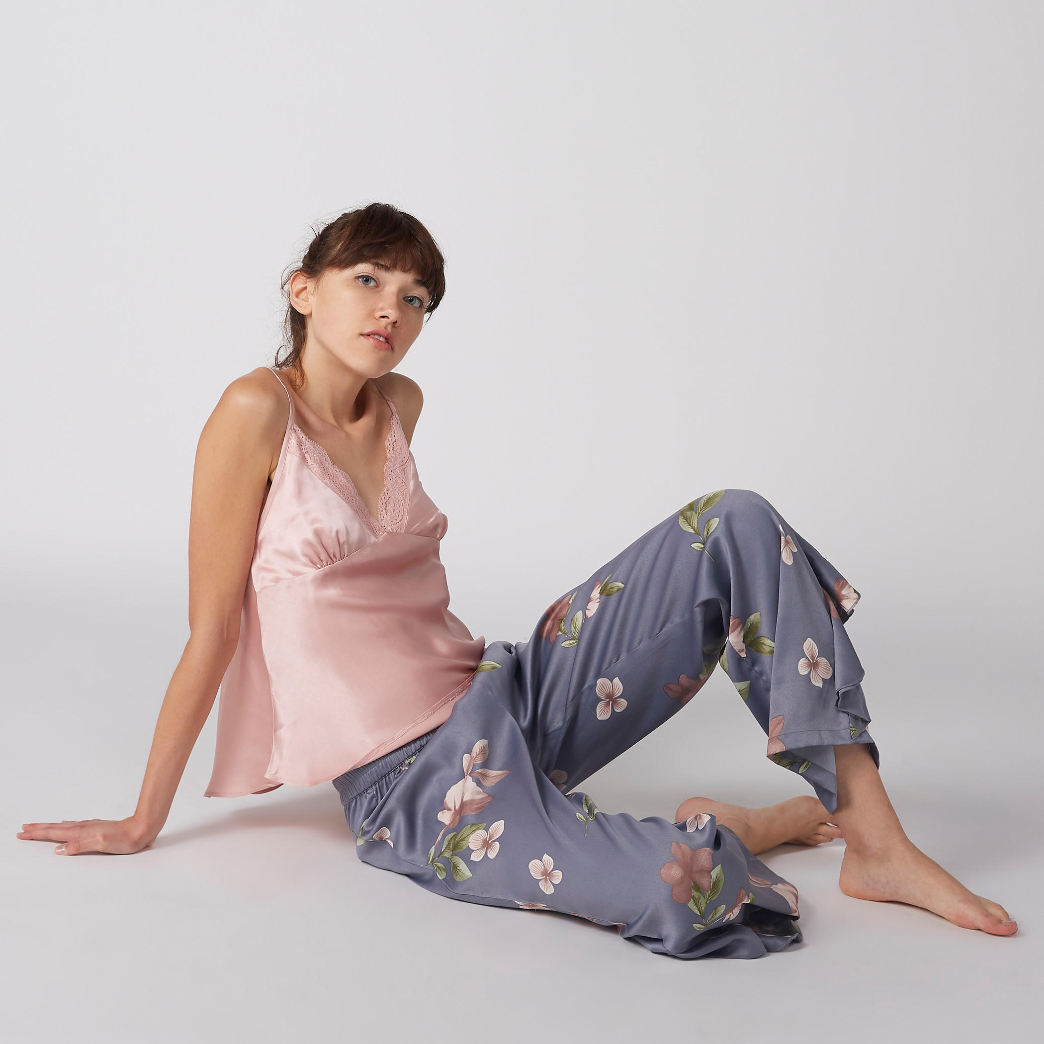 طقم بنطال بيجاما بطبعات أزهار وبلوزة بحمالات رفيعة وتفاصيل دانتيل-women-clothing-nightwear-pyjamas-longsets-image-2