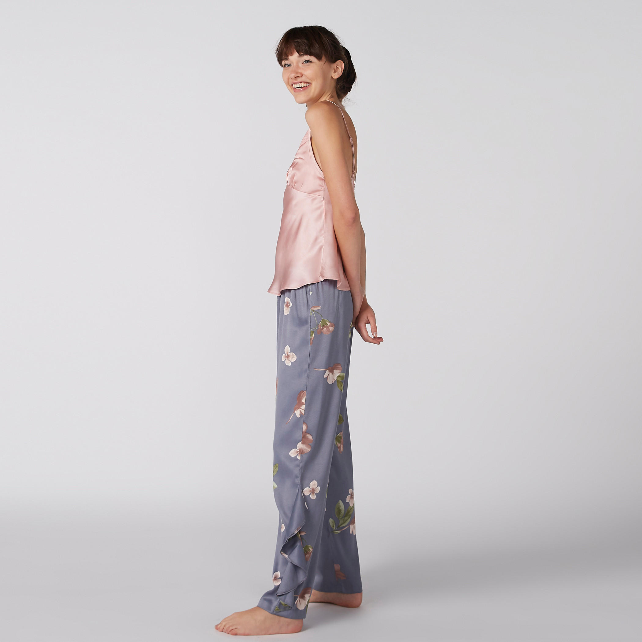 طقم بنطال بيجاما بطبعات أزهار وبلوزة بحمالات رفيعة وتفاصيل دانتيل-women-clothing-nightwear-pyjamas-longsets-image-3