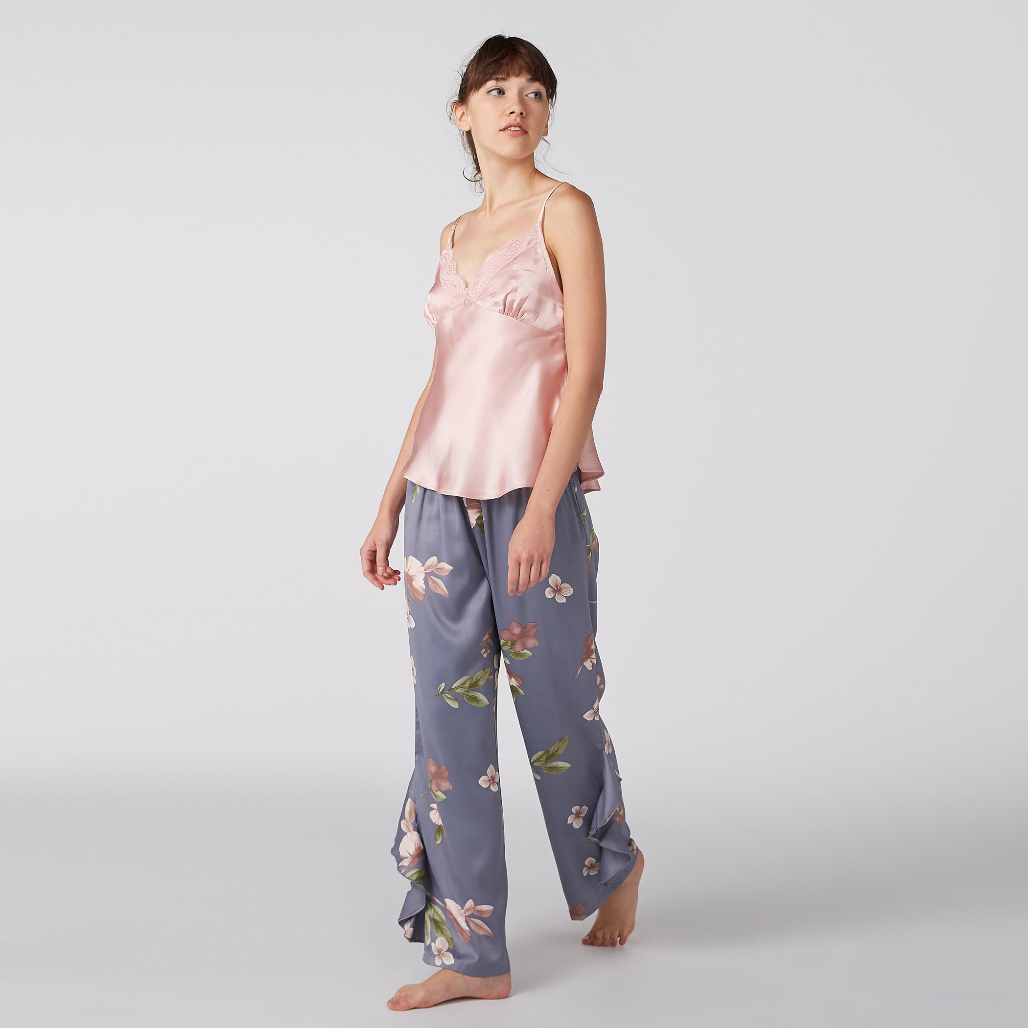 طقم بنطال بيجاما بطبعات أزهار وبلوزة بحمالات رفيعة وتفاصيل دانتيل-women-clothing-nightwear-pyjamas-longsets-image-4