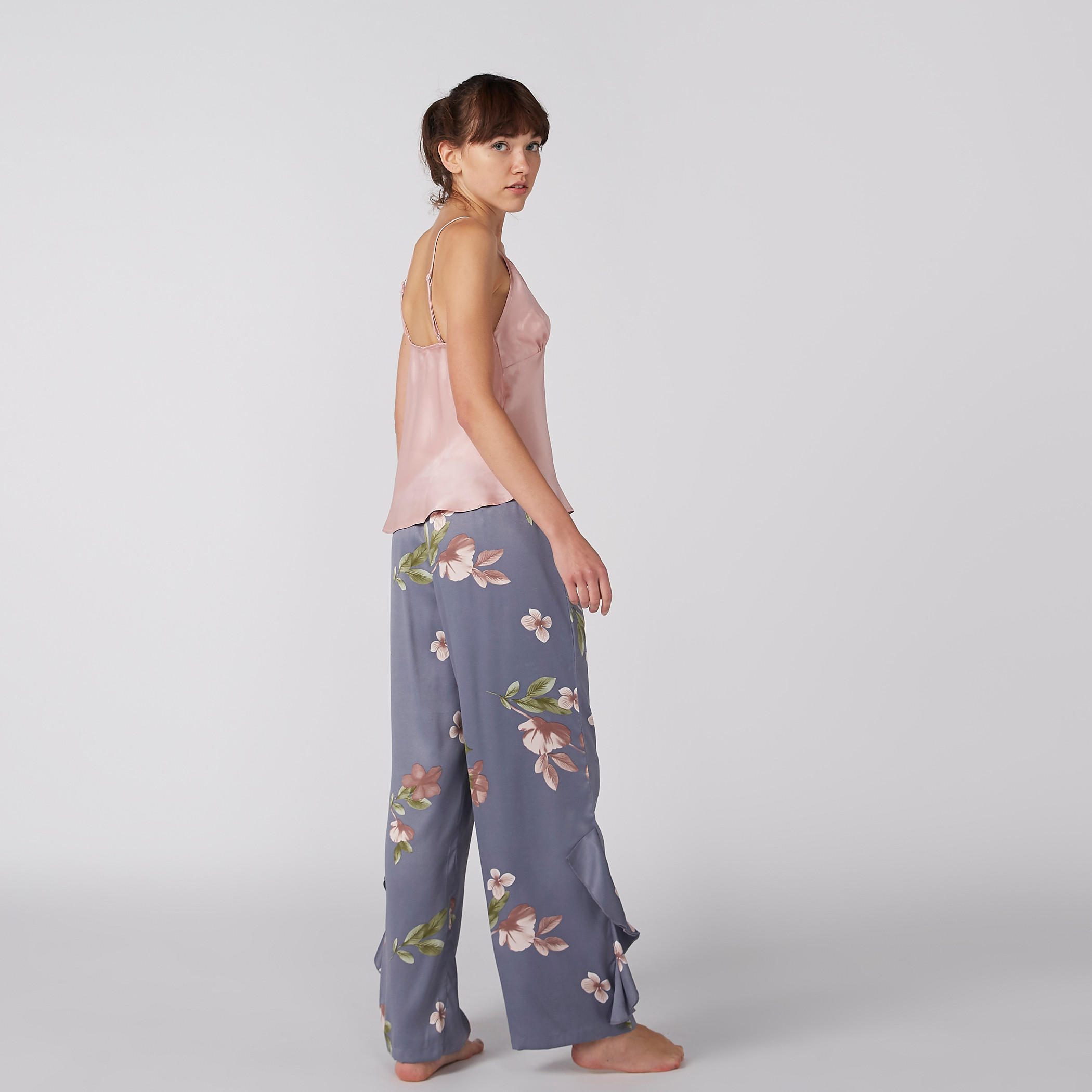 طقم بنطال بيجاما بطبعات أزهار وبلوزة بحمالات رفيعة وتفاصيل دانتيل-women-clothing-nightwear-pyjamas-longsets-image-5