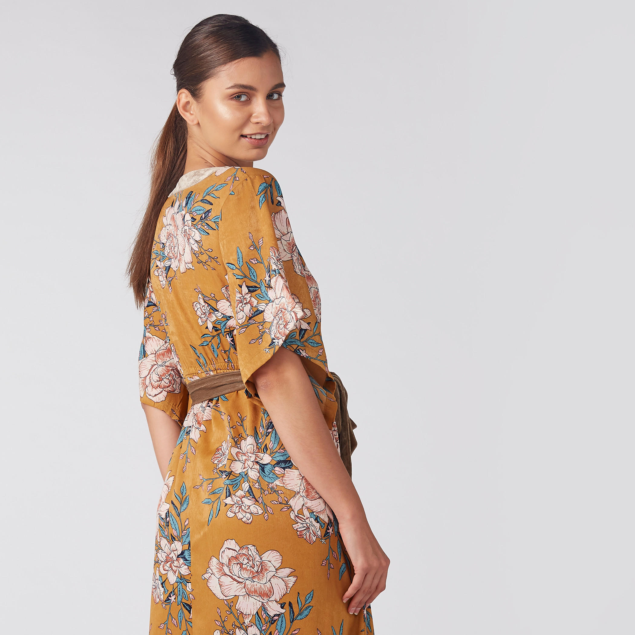 قميص نوم بياقة V وحزام رباط وطبعات أزهار-women-clothing-nightwear-nighties-image-4