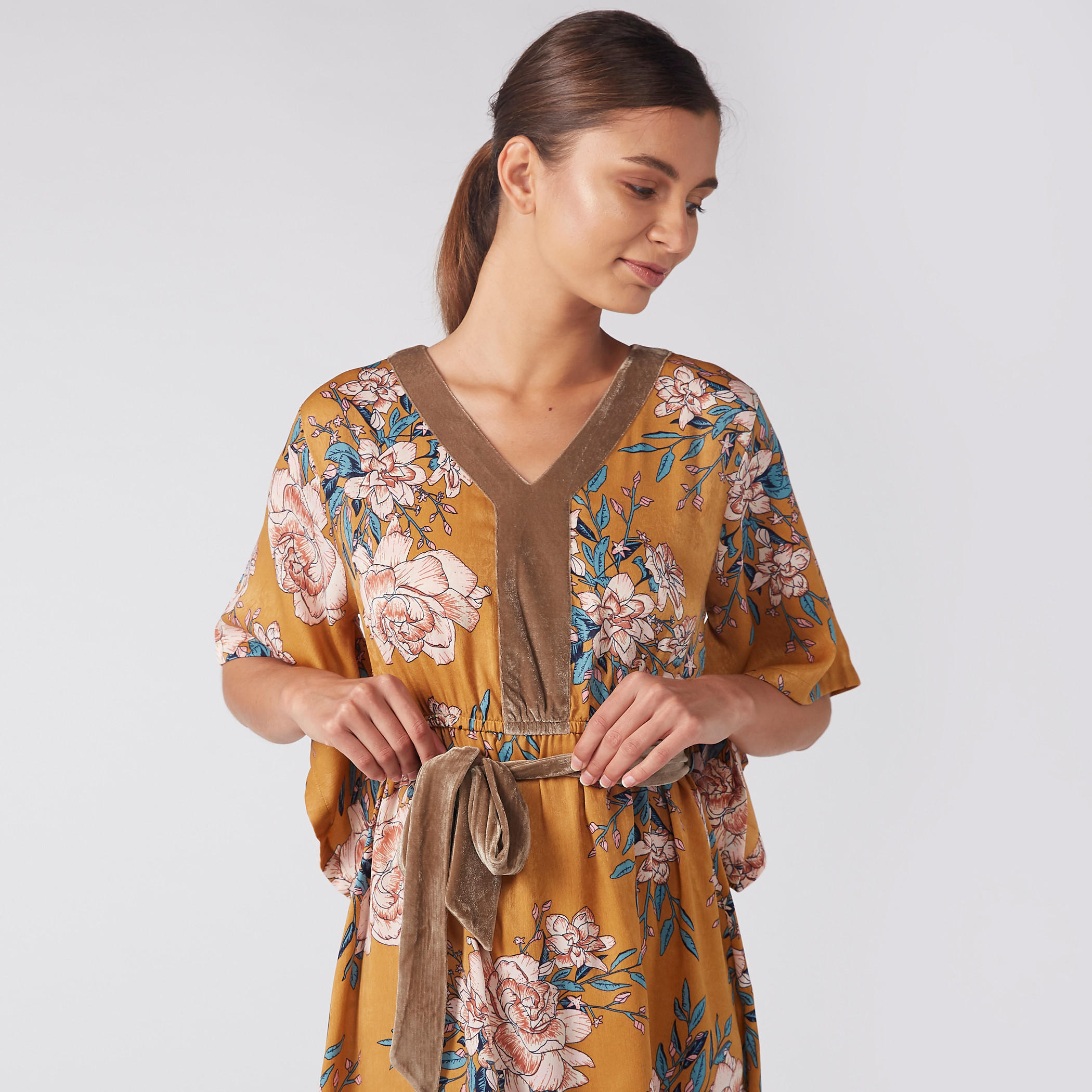 قميص نوم بياقة V وحزام رباط وطبعات أزهار-women-clothing-nightwear-nighties-image-5