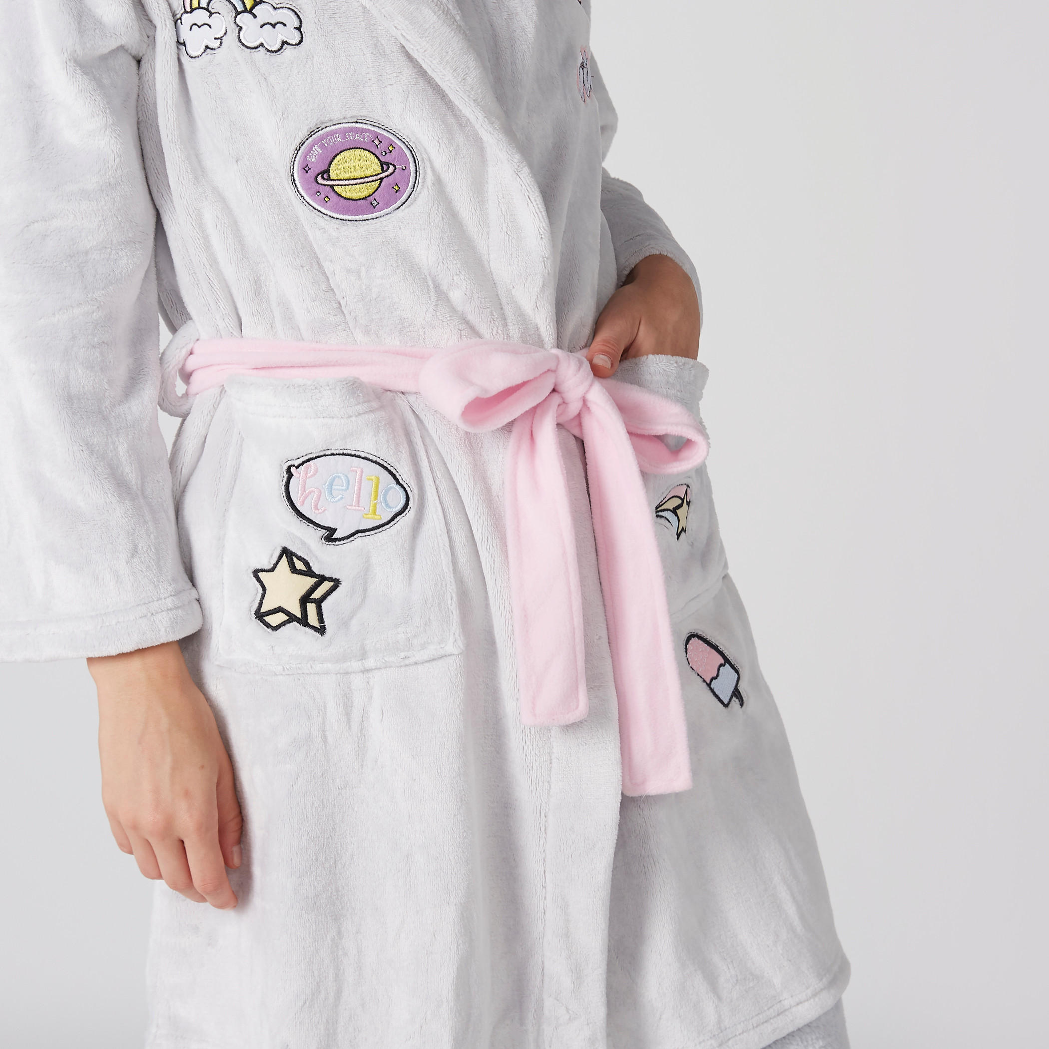 روب مطرّز بأكمام طويلة بحزام رباط-women-clothing-nightwear-robes-image-2
