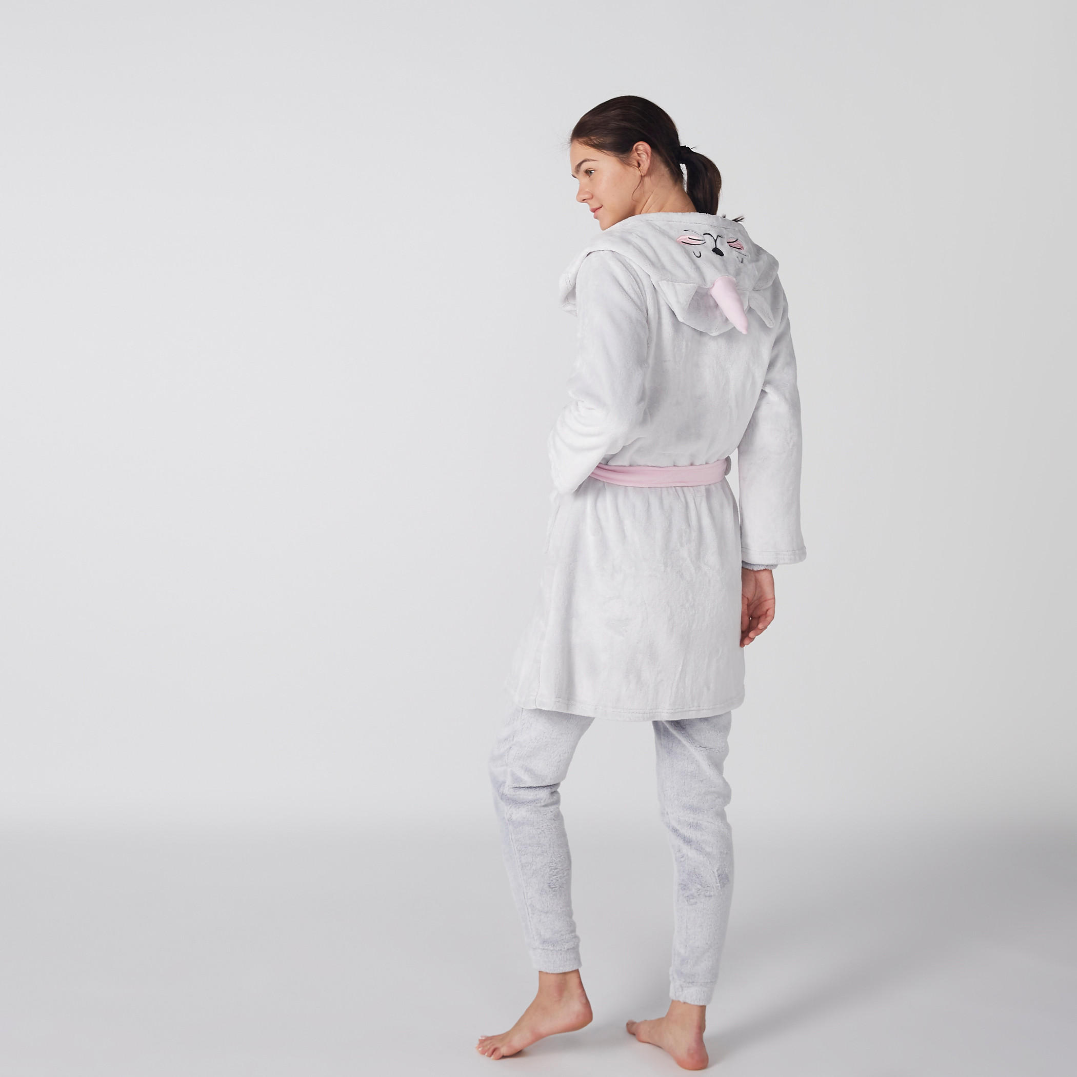 روب مطرّز بأكمام طويلة بحزام رباط-women-clothing-nightwear-robes-image-3