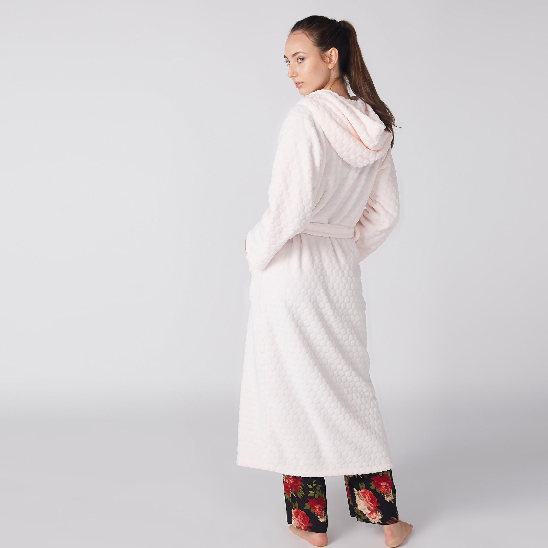 روب بأكمام طويلة وحزام رباط-women-clothing-nightwear-robes-image-3