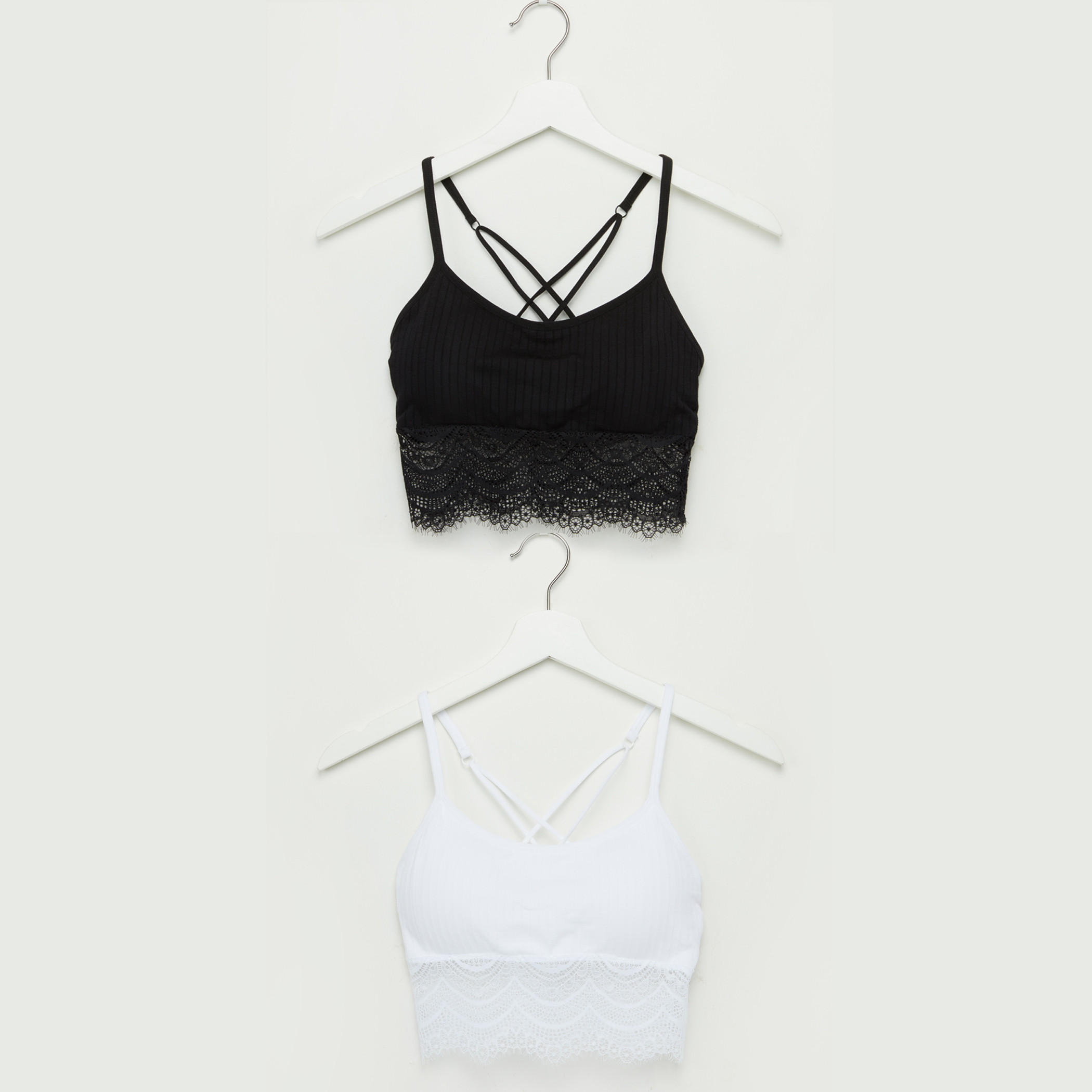 صدريّة بارزة الملمس بحمّالات متقاطعة وتفاصيل دانتيل - طقم من قطعتين-women-clothing-lingerie-bras-image-1