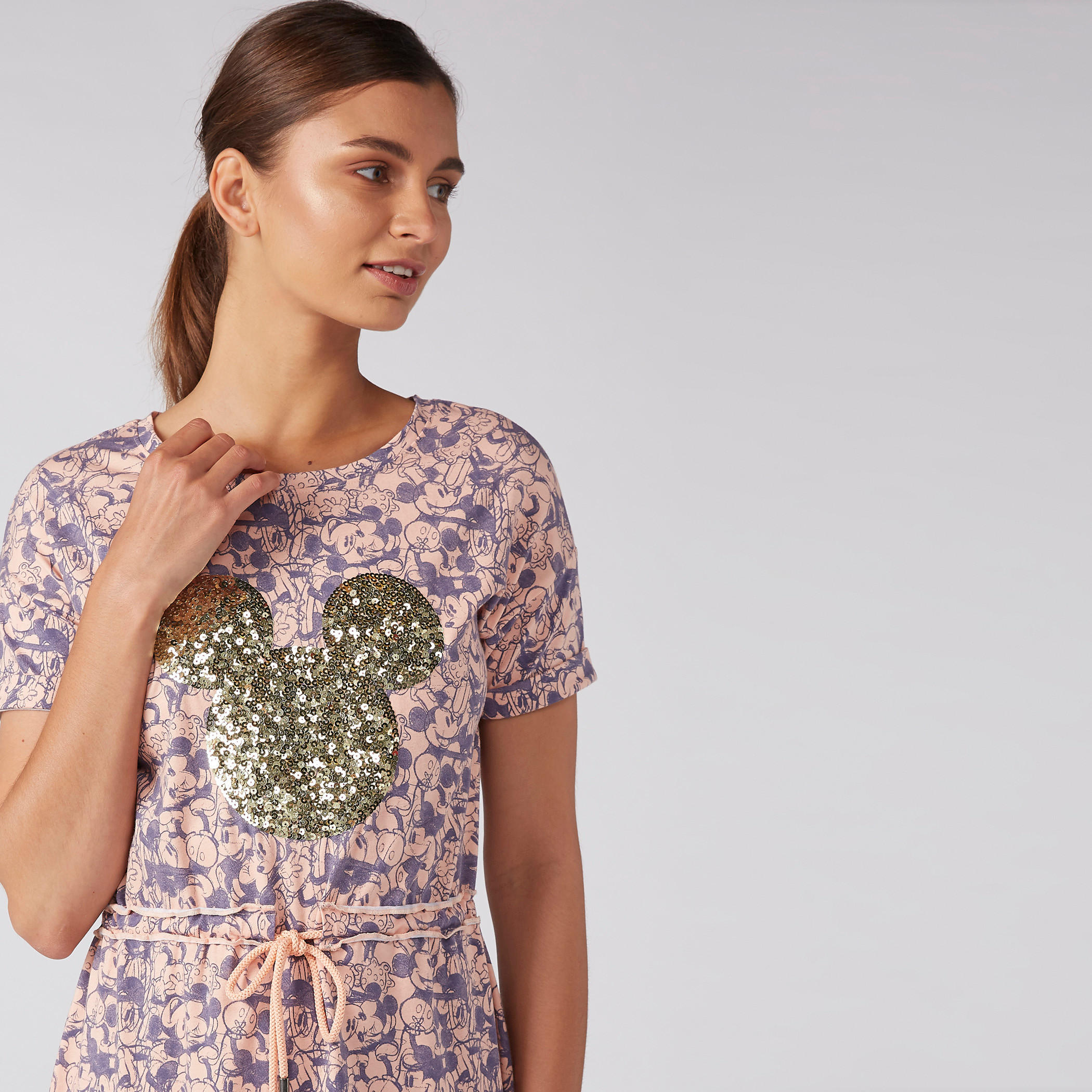 فستان بياقة مستديرة وأكمام قصيرة وتفاصيل ترتر ميكي ماوس-women-clothing-nightwear-nighties-image-2