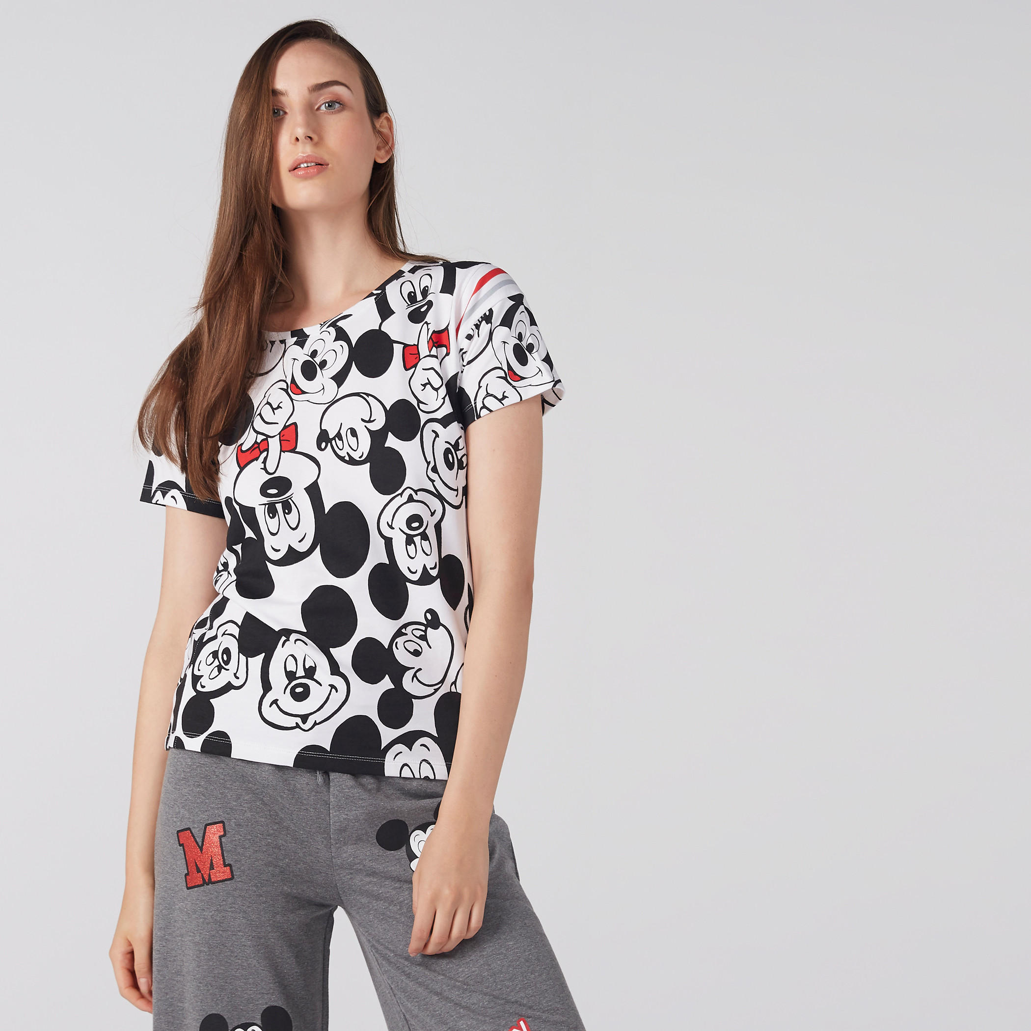 طقم بنطال كابري وتيشيرت بأكمام قصيرة وطبعات ميكي ماوس-women-clothing-nightwear-pyjamas-longsets-image-1