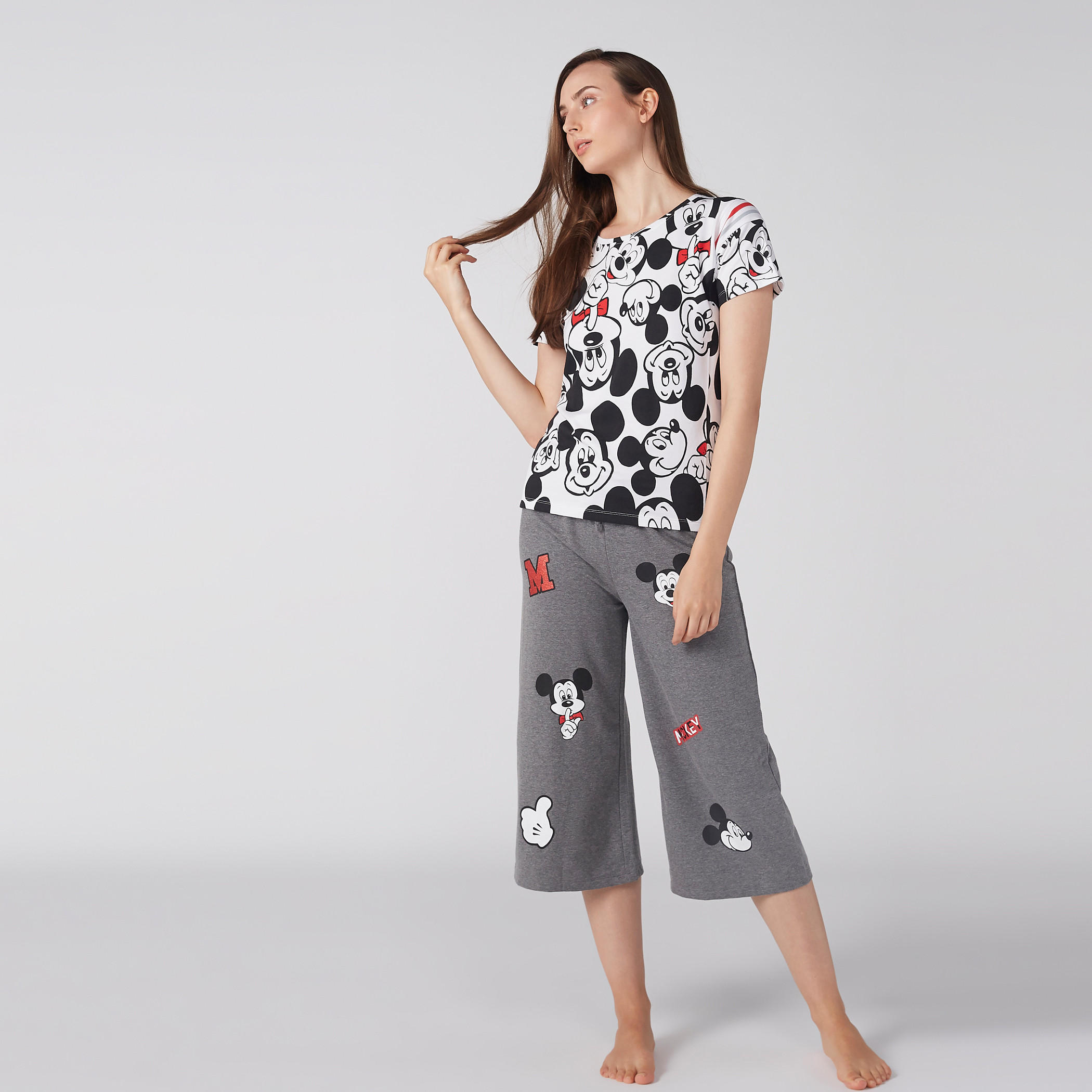 طقم بنطال كابري وتيشيرت بأكمام قصيرة وطبعات ميكي ماوس-women-clothing-nightwear-pyjamas-longsets-image-2
