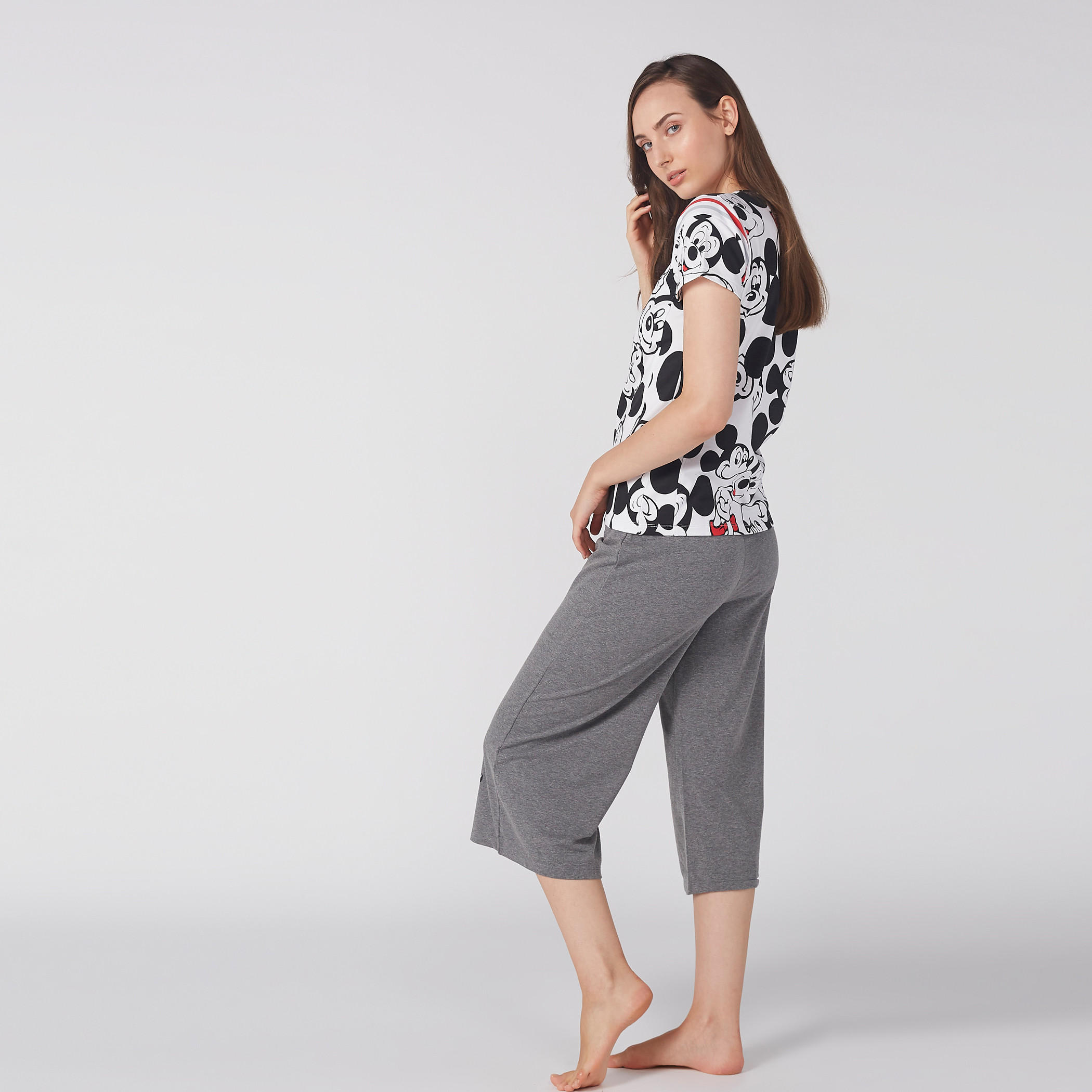 طقم بنطال كابري وتيشيرت بأكمام قصيرة وطبعات ميكي ماوس-women-clothing-nightwear-pyjamas-longsets-image-3