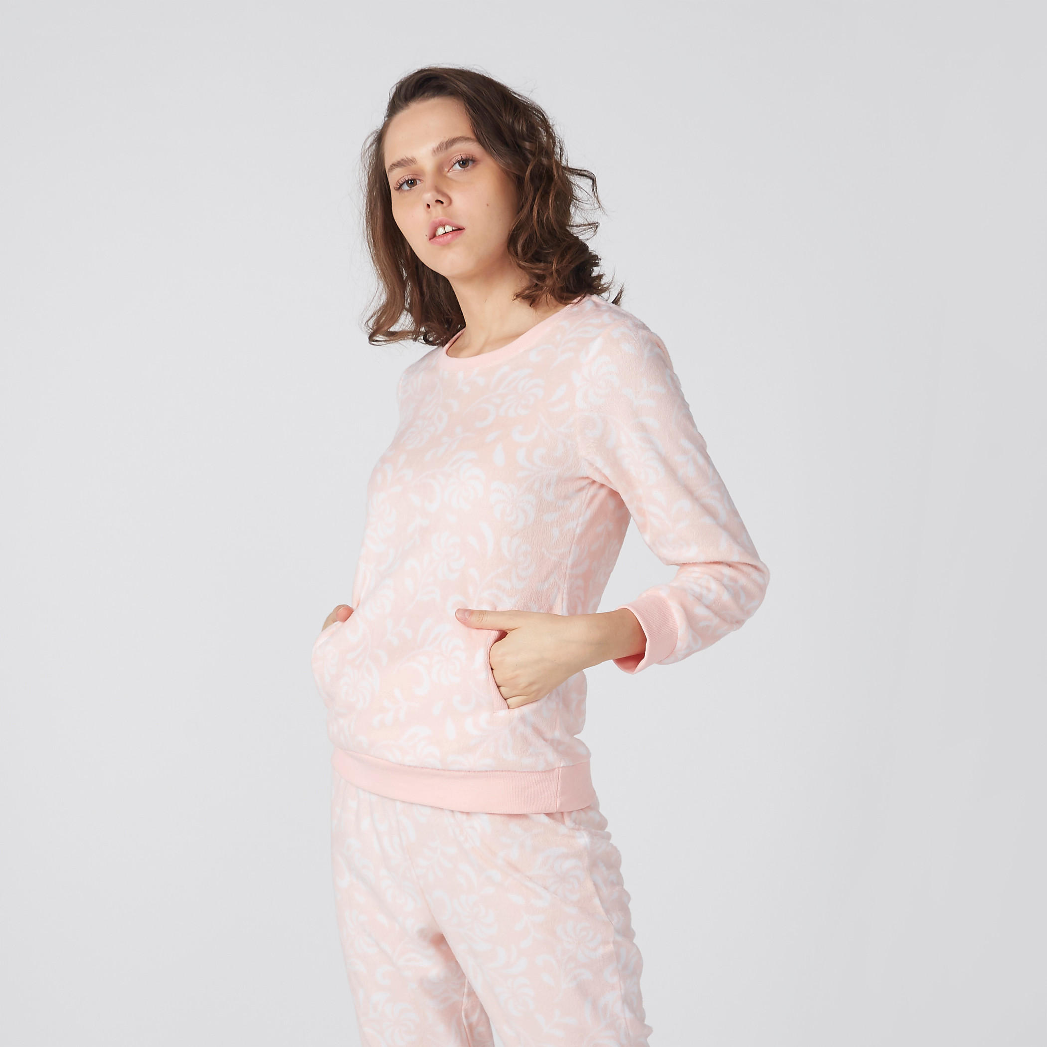 طقم بنطال رياضي وبلوفر بأكمام طويلة وطبعات-women-clothing-nightwear-pyjamas-longsets-image-3
