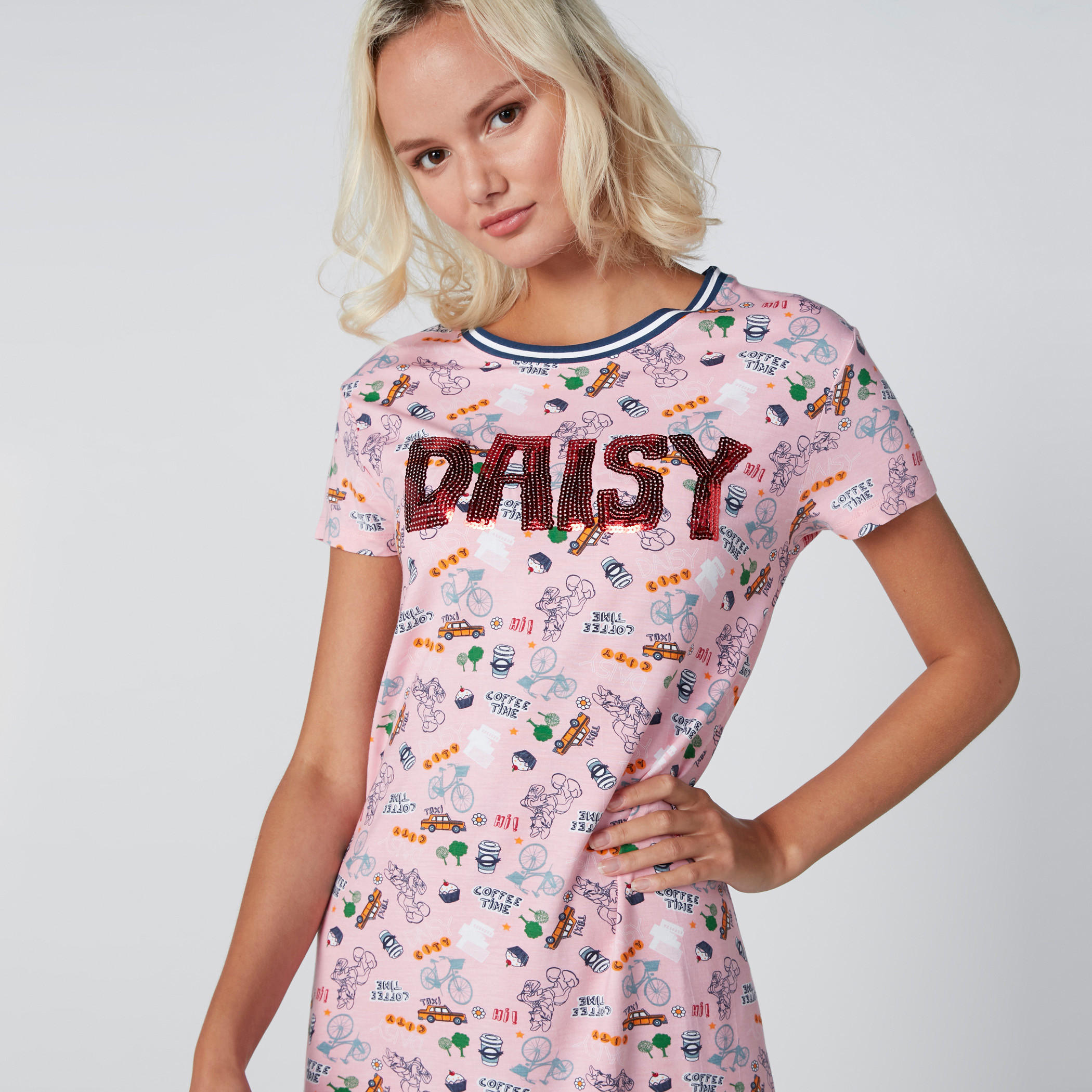 قميص نوم بتزيينات وطبعات ديسي داك وأكمام قصيرة-women-clothing-nightwear-nighties-image-1