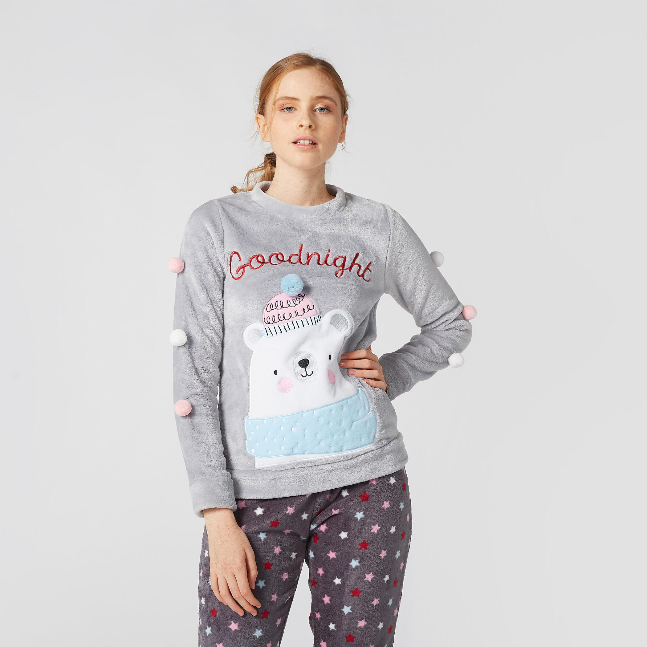 طقم سويت شيرت بتفاصيل بوم بوم مع بنطال بيجاما-women-clothing-nightwear-pyjamas-longsets-image-1