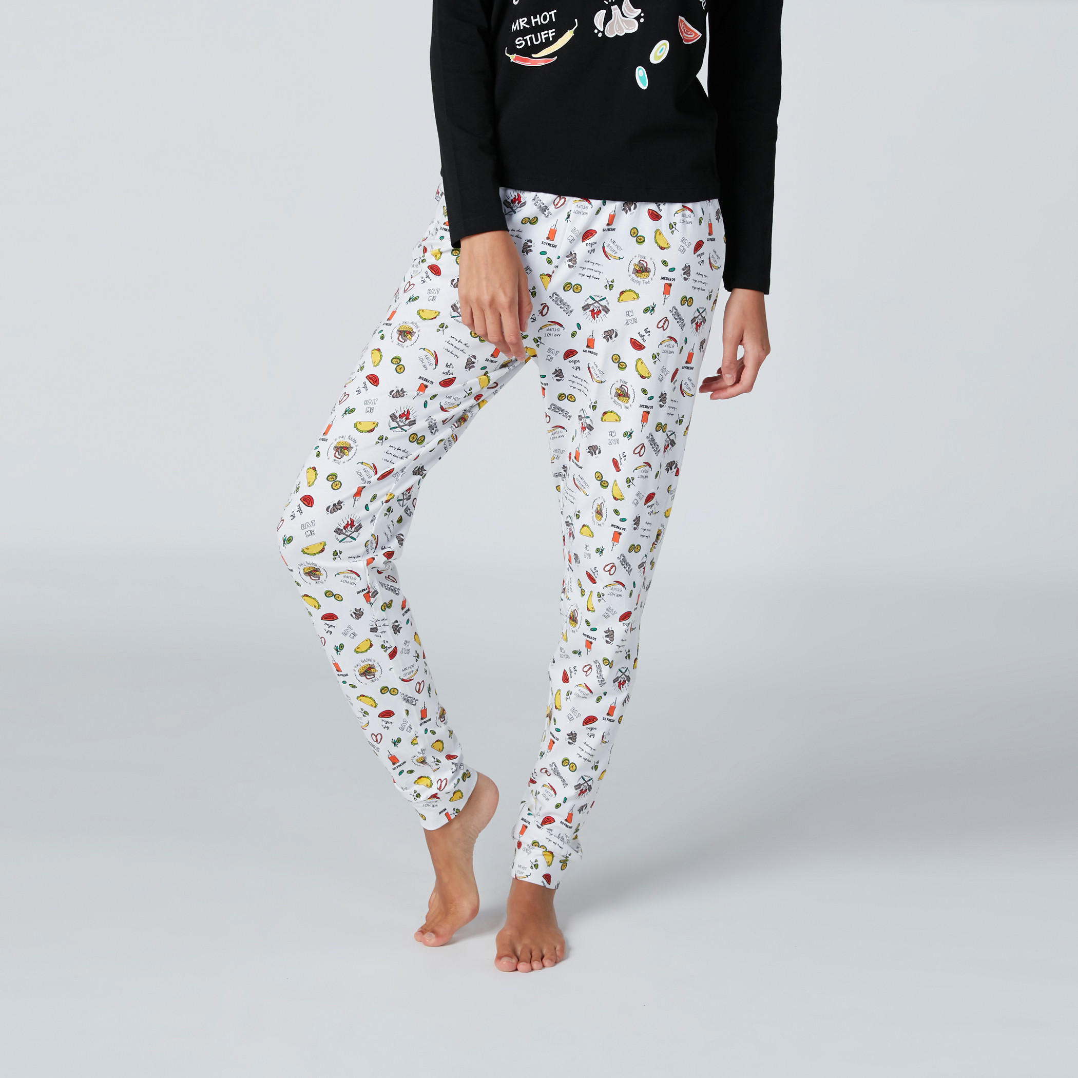 طقم بيجاما منقوش من بنطال وتيشيرت بياقة مستديرة-women-clothing-nightwear-pyjamas-longsets-image-1