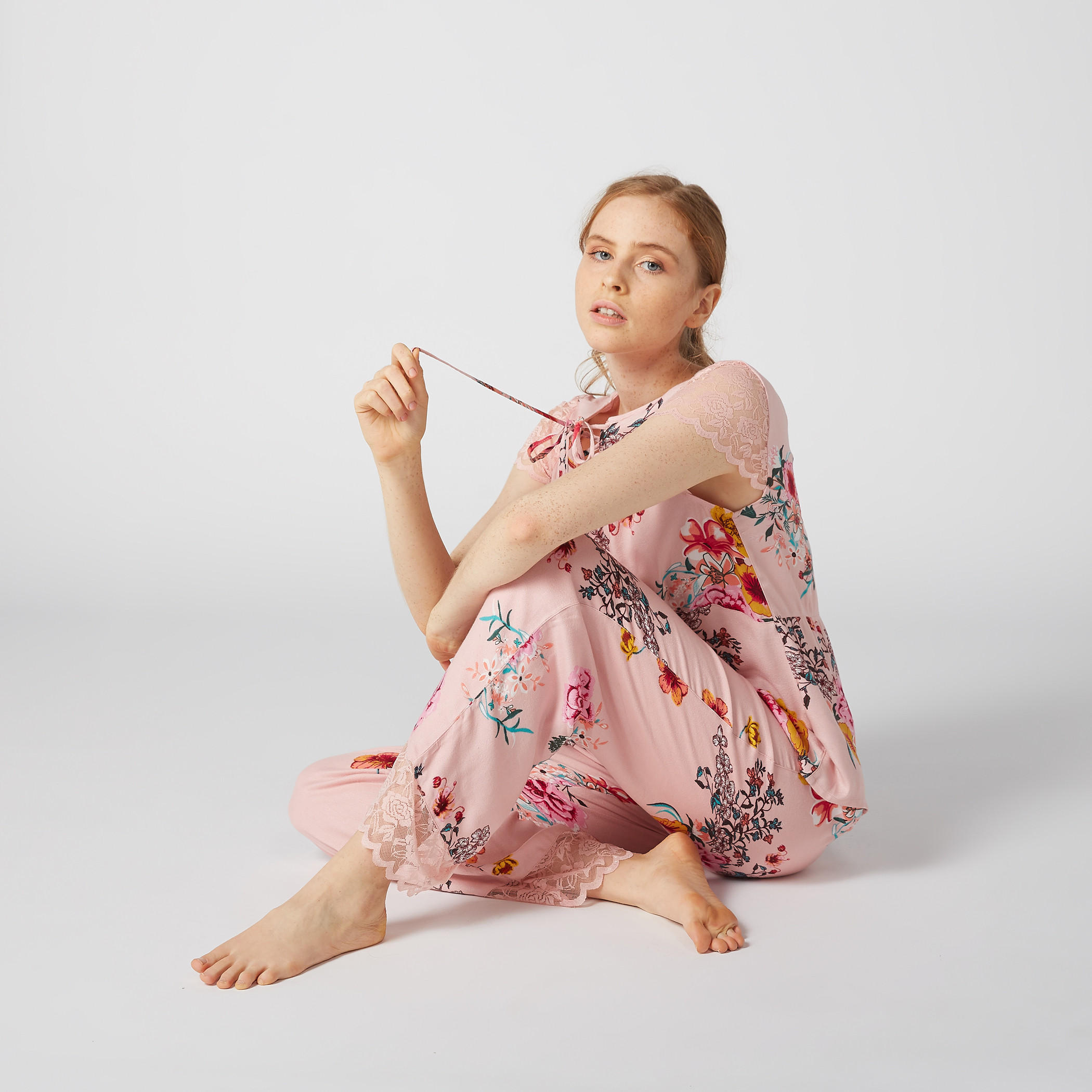 طقم بنطال بيجاما وبلوزة بياقة V وطبعات زهرية-women-clothing-nightwear-pyjamas-longsets-image-4