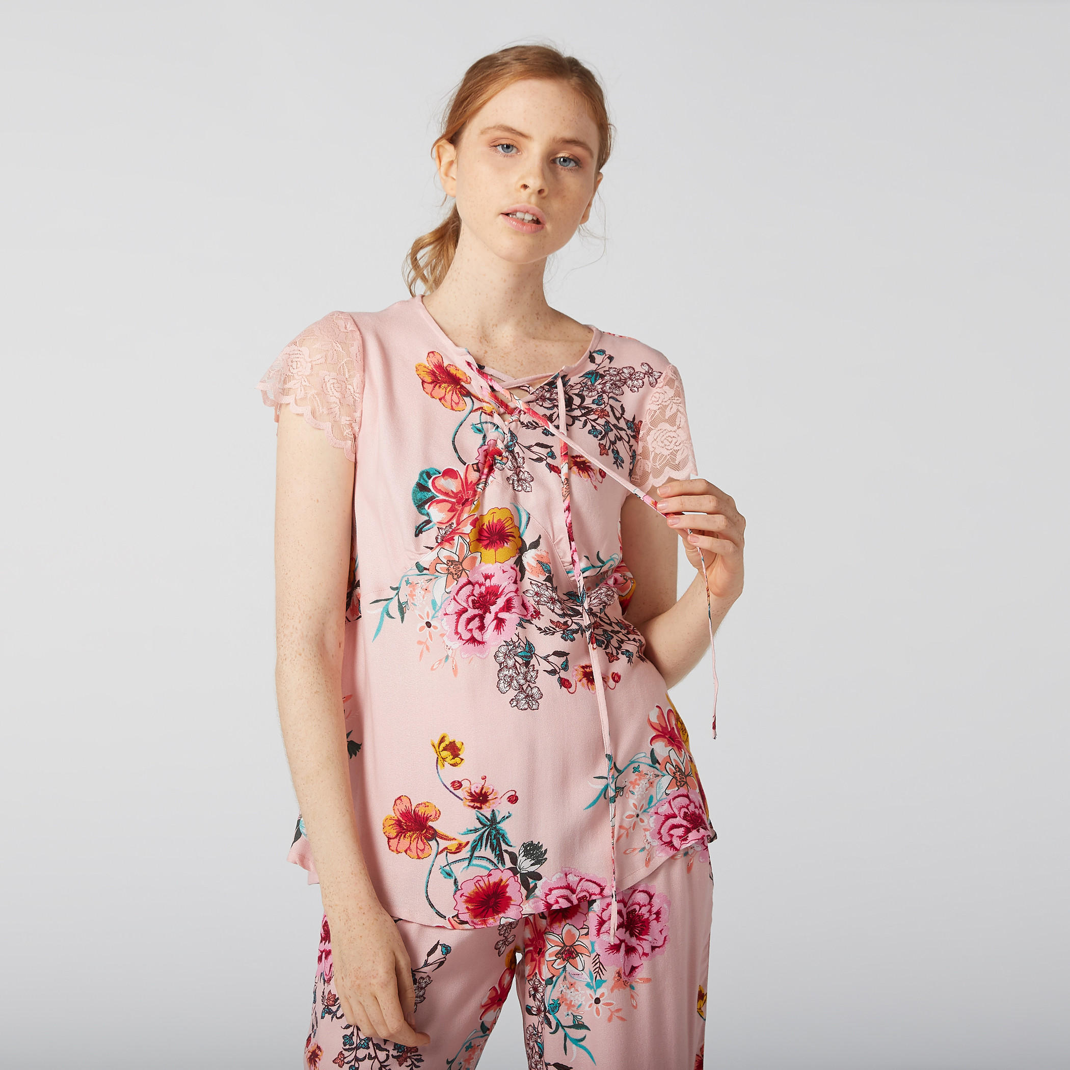 طقم بنطال بيجاما وبلوزة بياقة V وطبعات زهرية-women-clothing-nightwear-pyjamas-longsets-image-2
