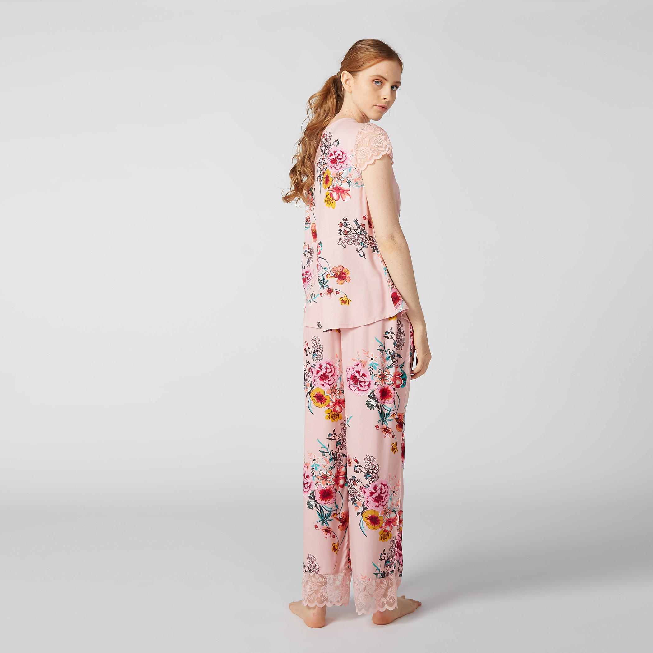 طقم بنطال بيجاما وبلوزة بياقة V وطبعات زهرية-women-clothing-nightwear-pyjamas-longsets-image-1