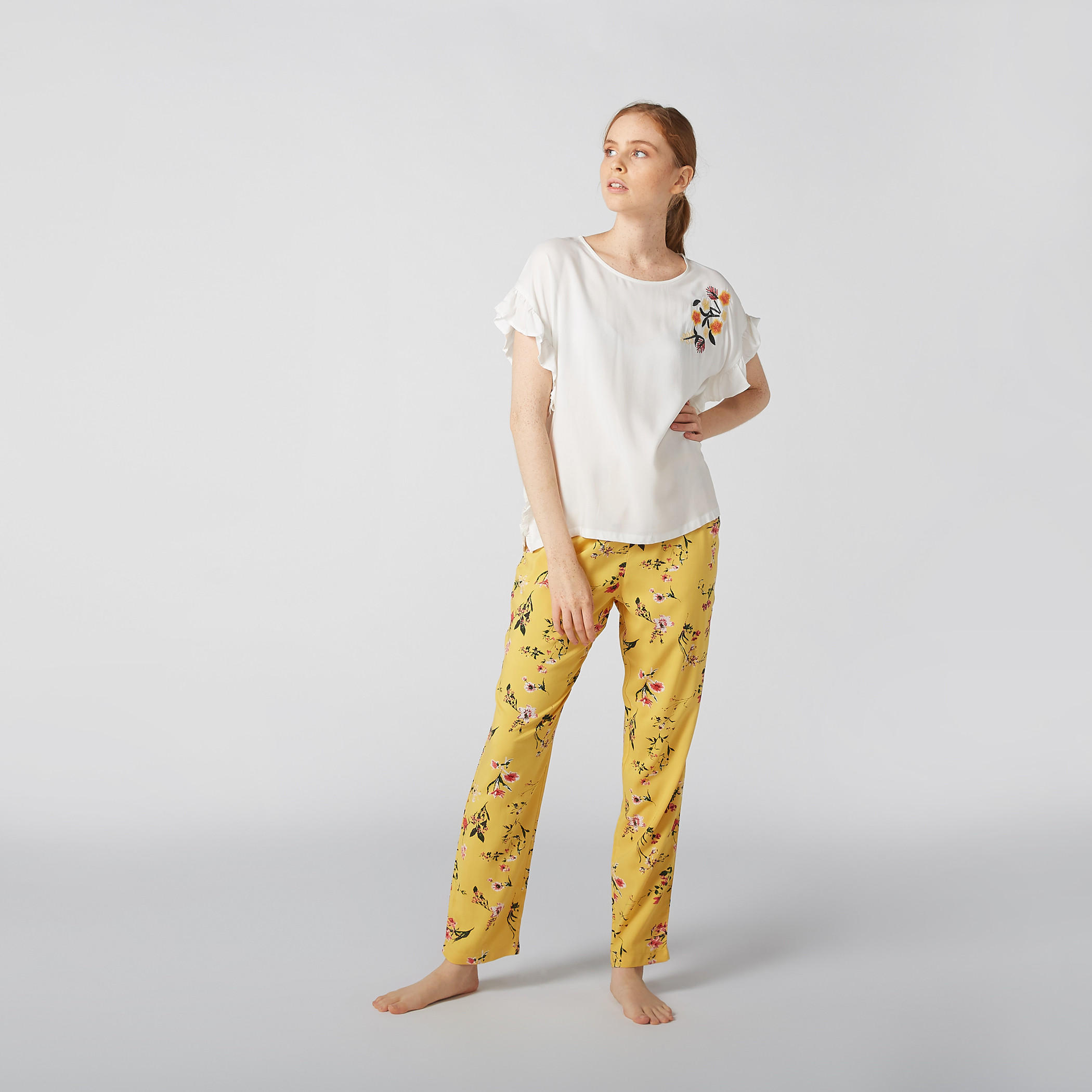 توب بتفاصيل كشكش وتطريز مع بنطال بيجاما-women-clothing-nightwear-pyjamas-longsets-image-3