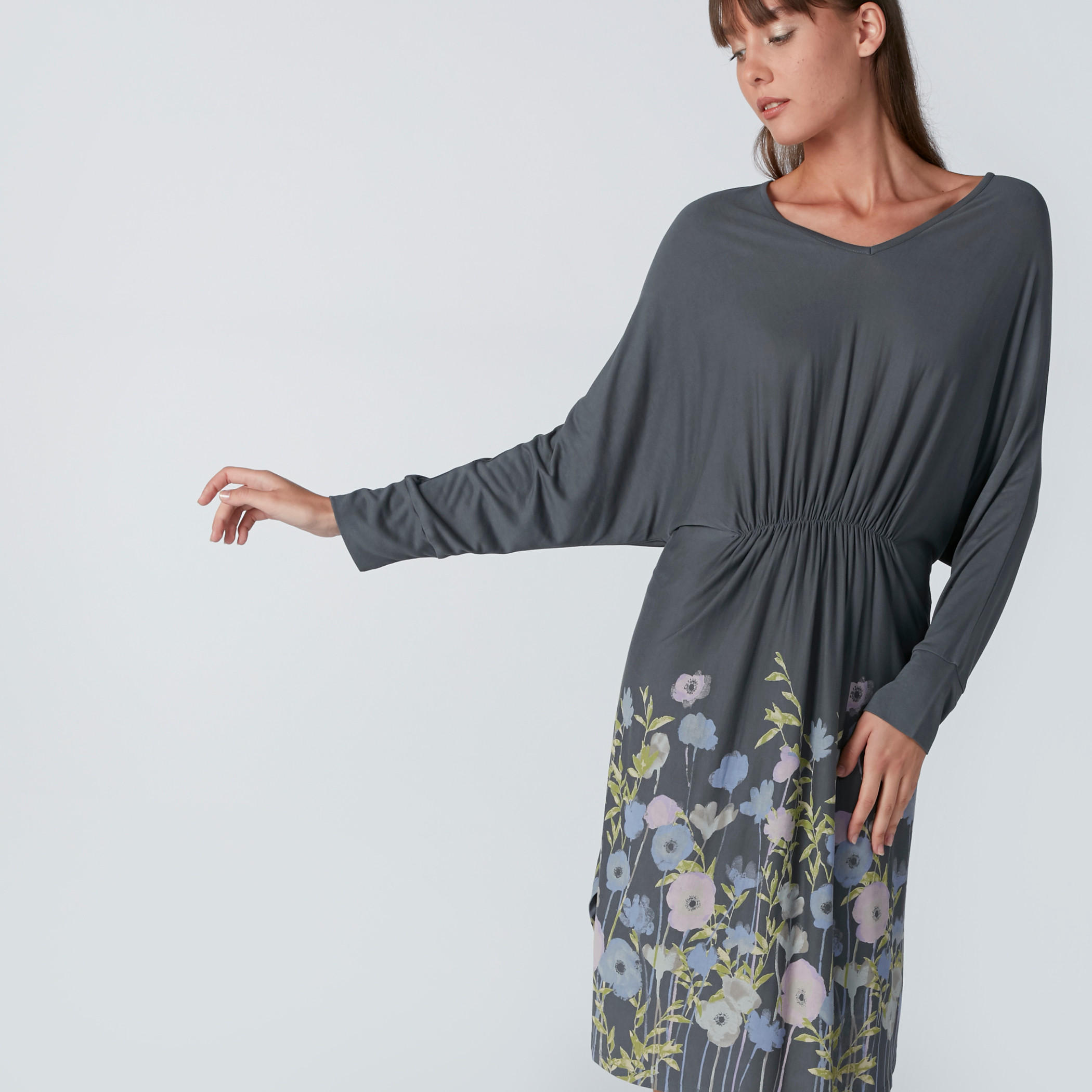 قميص نوم بياقة V وطبعات زهرية ودرزات-women-clothing-nightwear-nighties-image-1