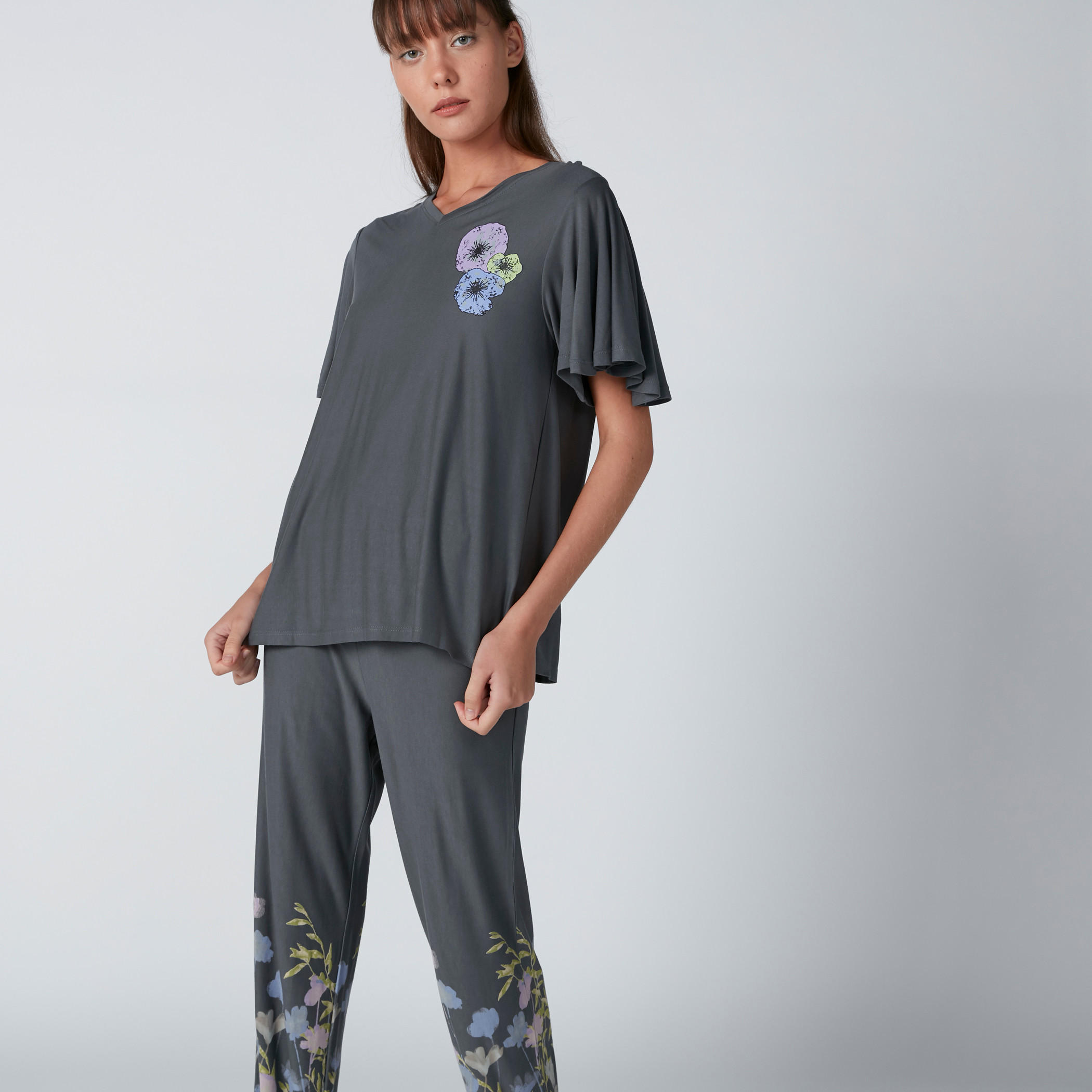 طقم بنطال بيجاما وبلوزة بأكمام واسعة وطبعات زهرية-women-clothing-nightwear-pyjamas-longsets-image-1