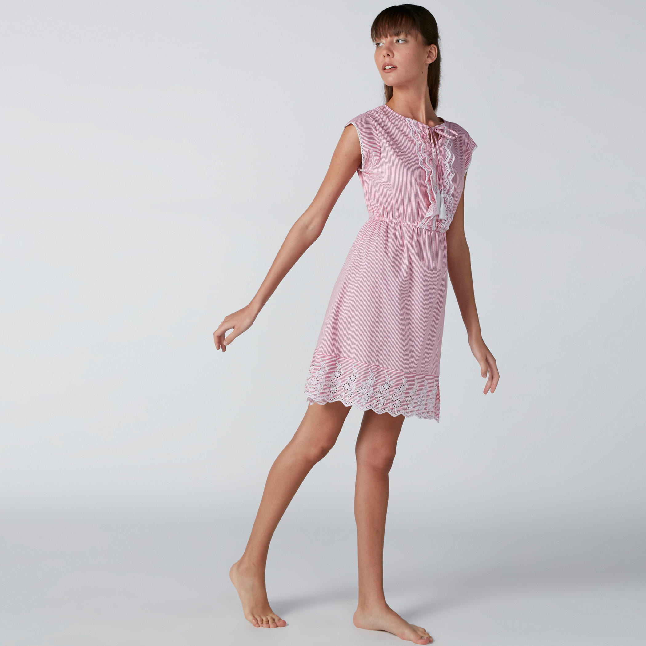 قميص نوم مقلّم بتفاصيل دانتيل وأربطة-women-clothing-nightwear-nighties-image-3