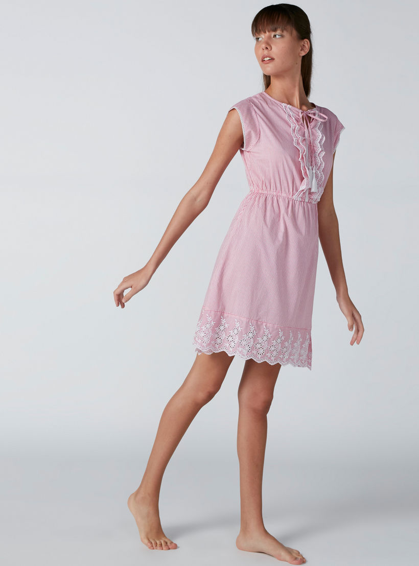 قميص نوم مقلّم بتفاصيل دانتيل وأربطة-women-clothing-nightwear-nighties-image-3