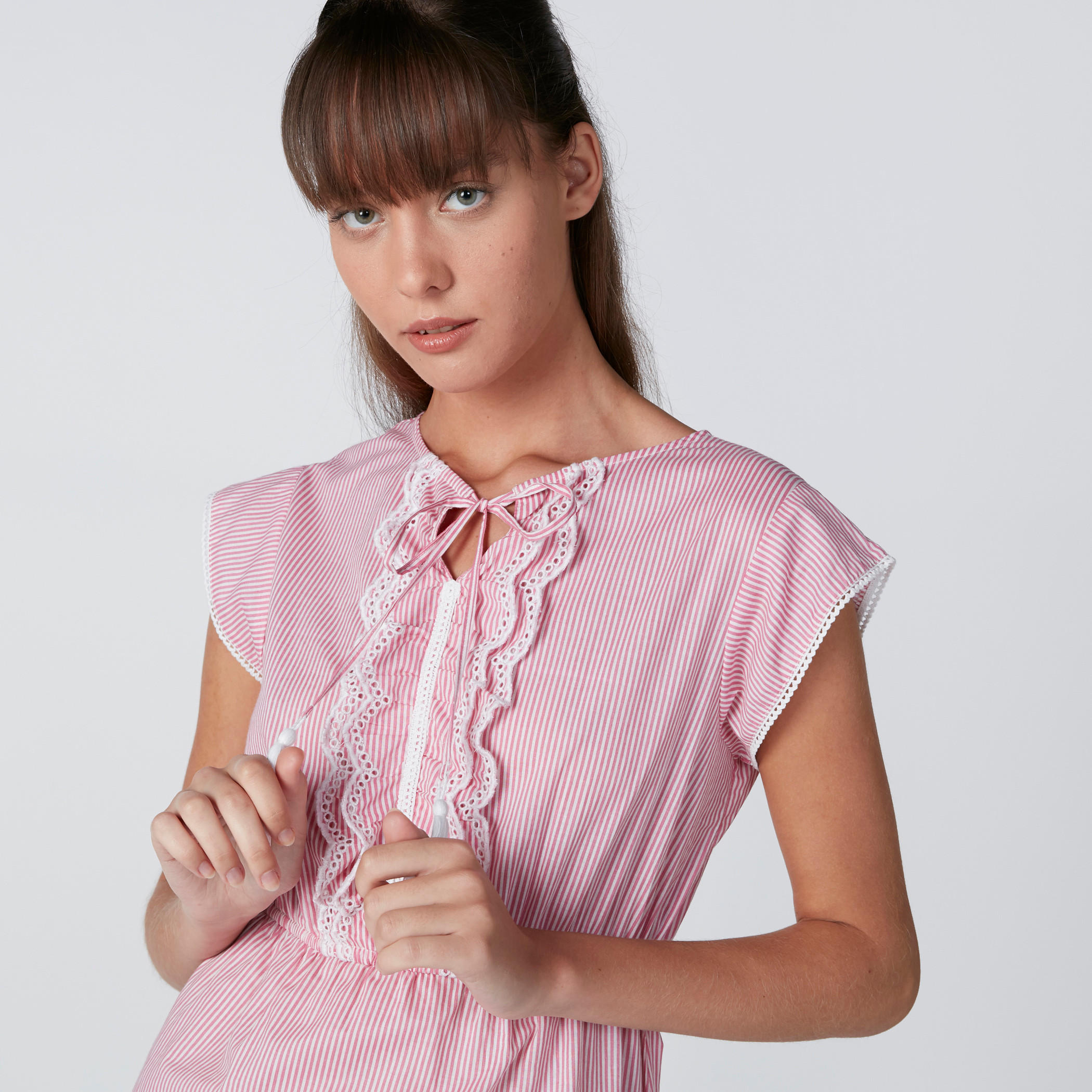 قميص نوم مقلّم بتفاصيل دانتيل وأربطة-women-clothing-nightwear-nighties-image-4