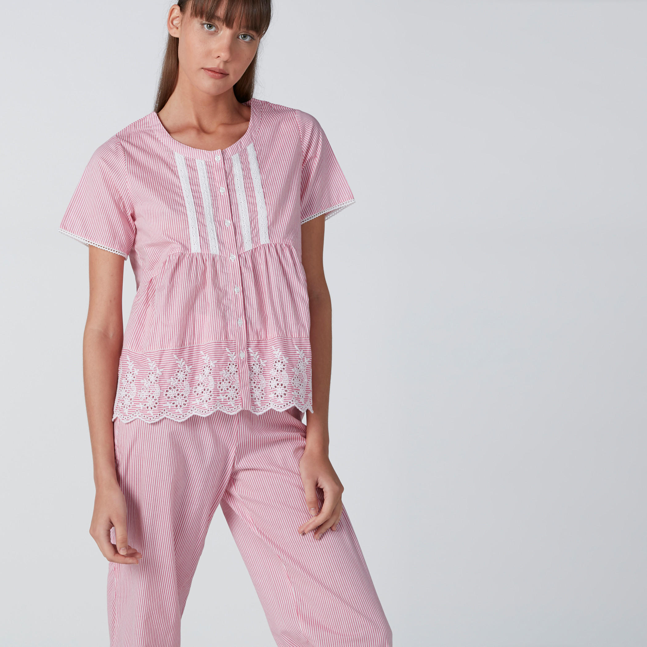 طقم بنطال بيجاما وقميص مقلّم بتفاصيل دانتيل-women-clothing-nightwear-pyjamas-longsets-image-1