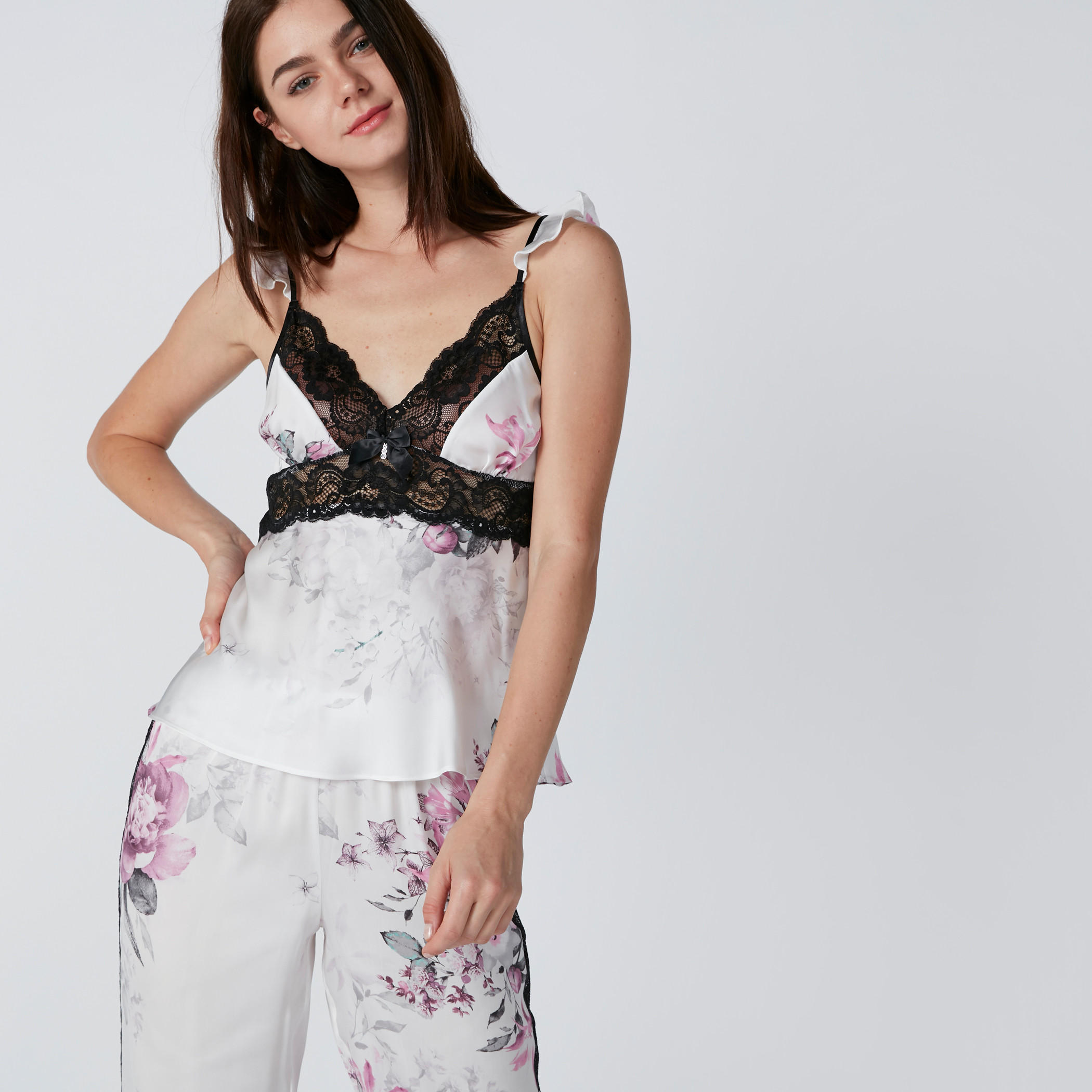 طقم بنطال بيجاما بطبعات وبلوزة بتفاصيل دانتيل-women-clothing-nightwear-pyjamas-longsets-image-1
