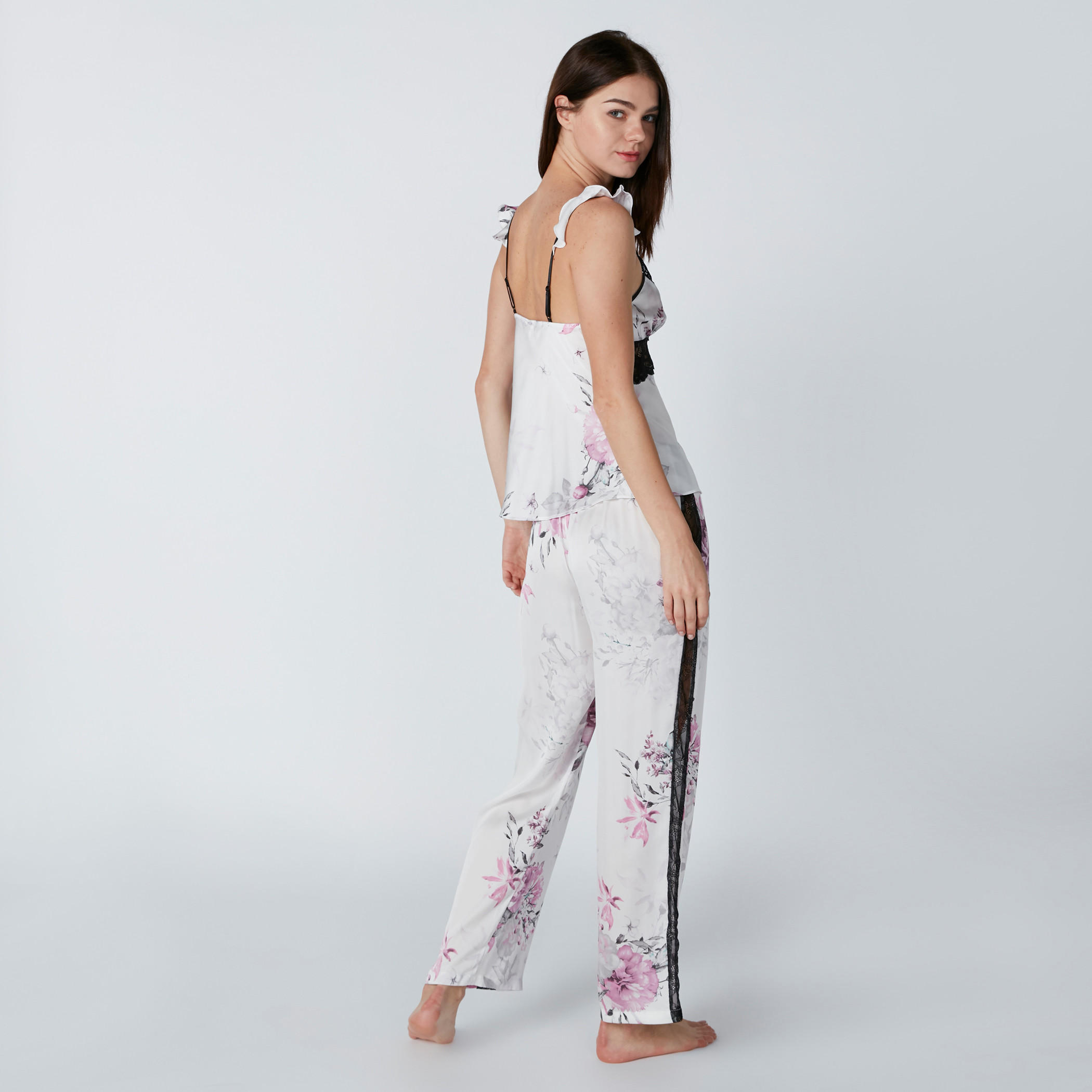 طقم بنطال بيجاما بطبعات وبلوزة بتفاصيل دانتيل-women-clothing-nightwear-pyjamas-longsets-image-2