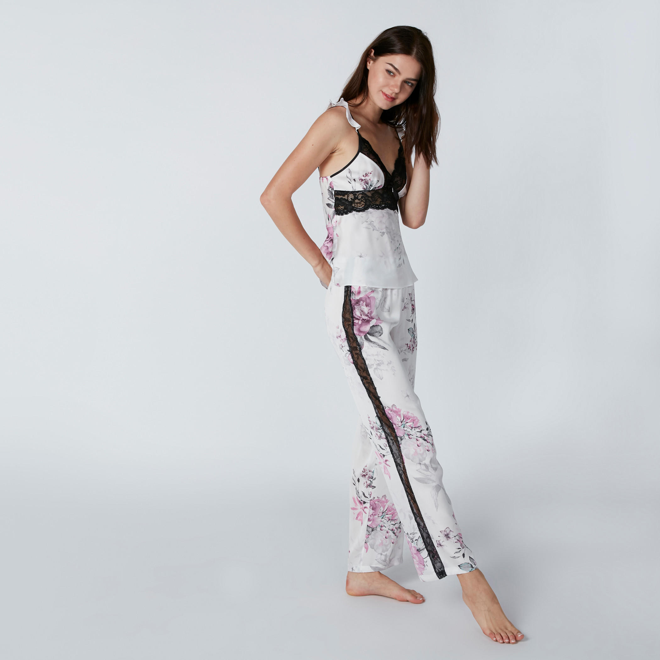 طقم بنطال بيجاما بطبعات وبلوزة بتفاصيل دانتيل-women-clothing-nightwear-pyjamas-longsets-image-3