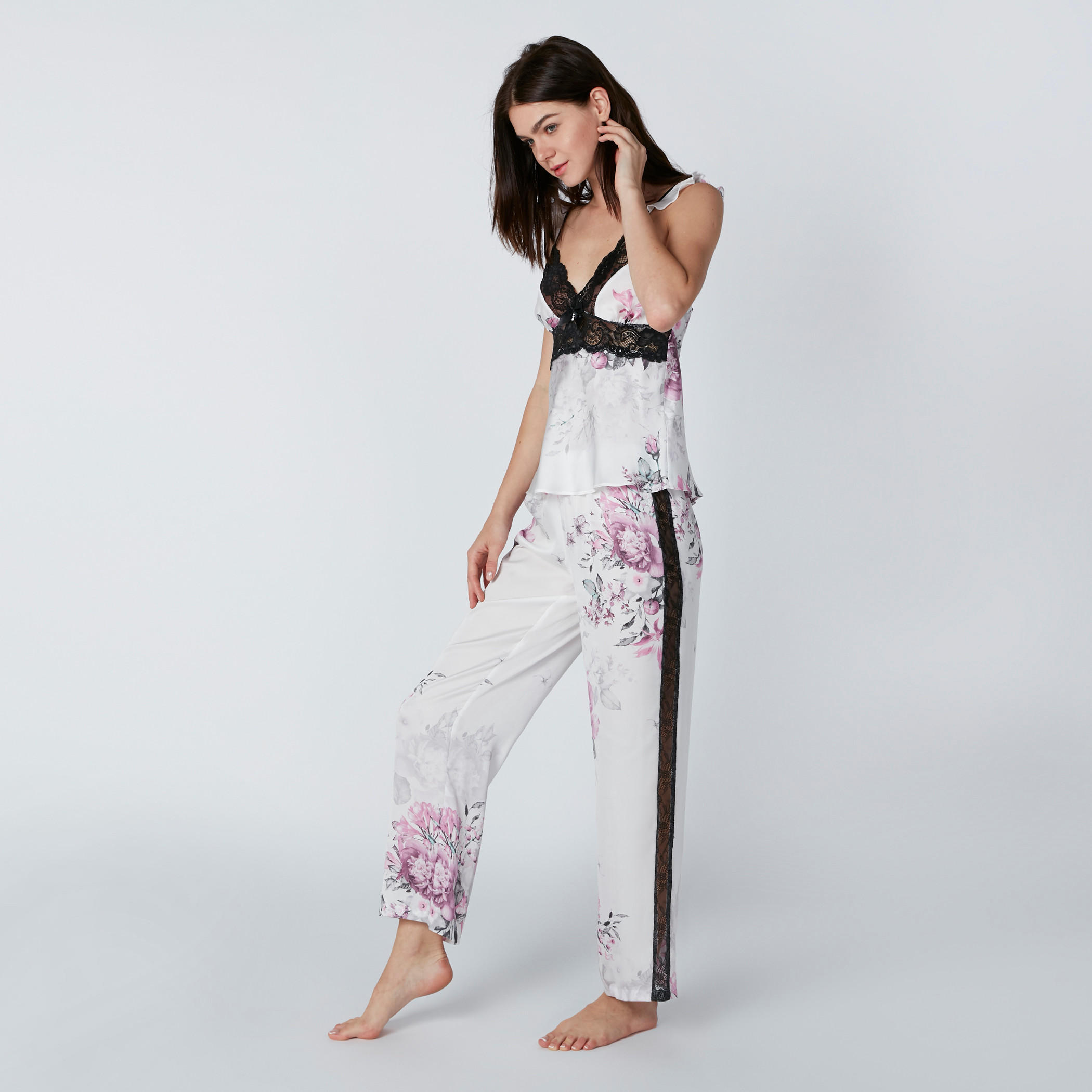 طقم بنطال بيجاما بطبعات وبلوزة بتفاصيل دانتيل-women-clothing-nightwear-pyjamas-longsets-image-4