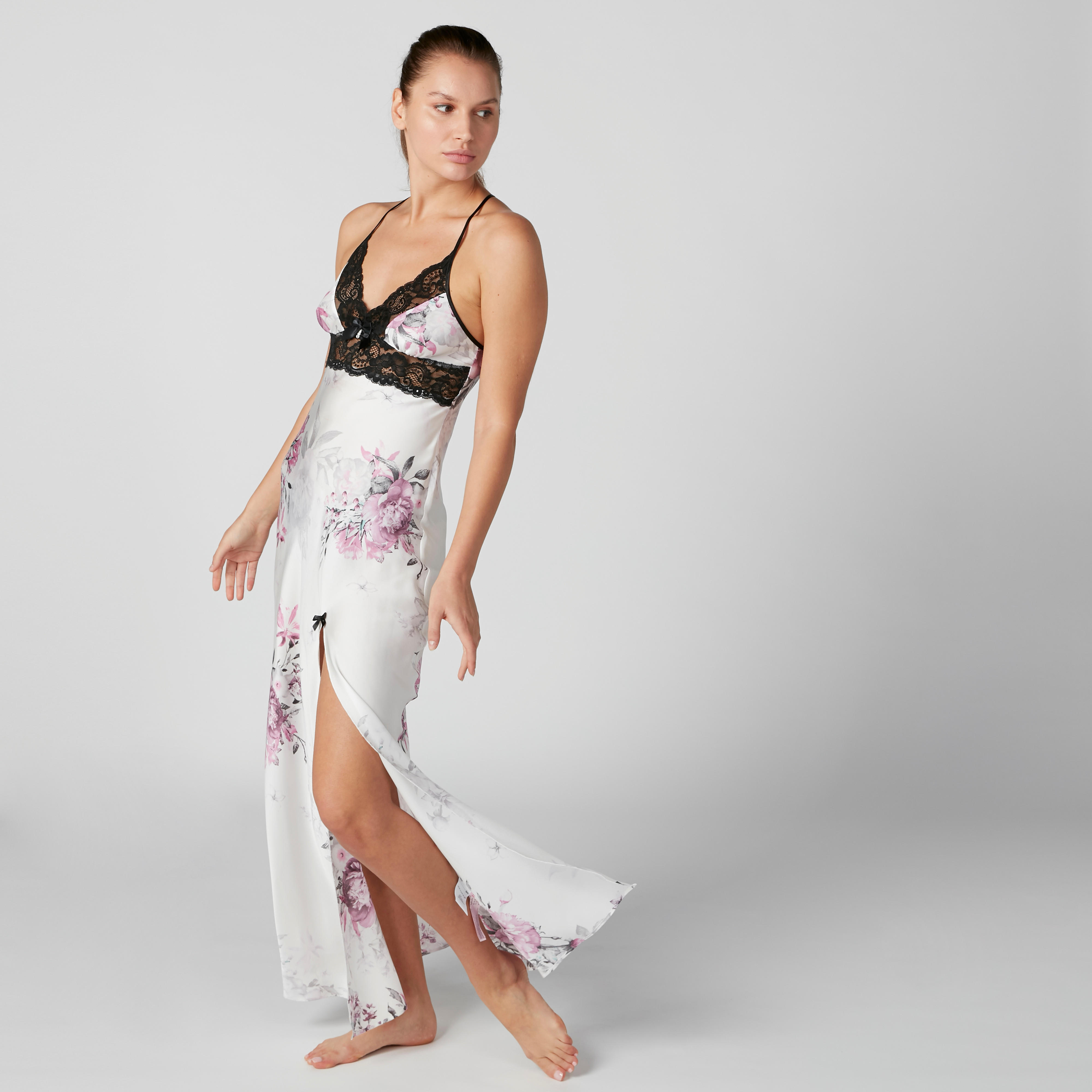 قميص نوم طويل بحمّالات متقاطعة وتفاصيل دانتيل وطبعات-women-clothing-nightwear-nighties-image-1