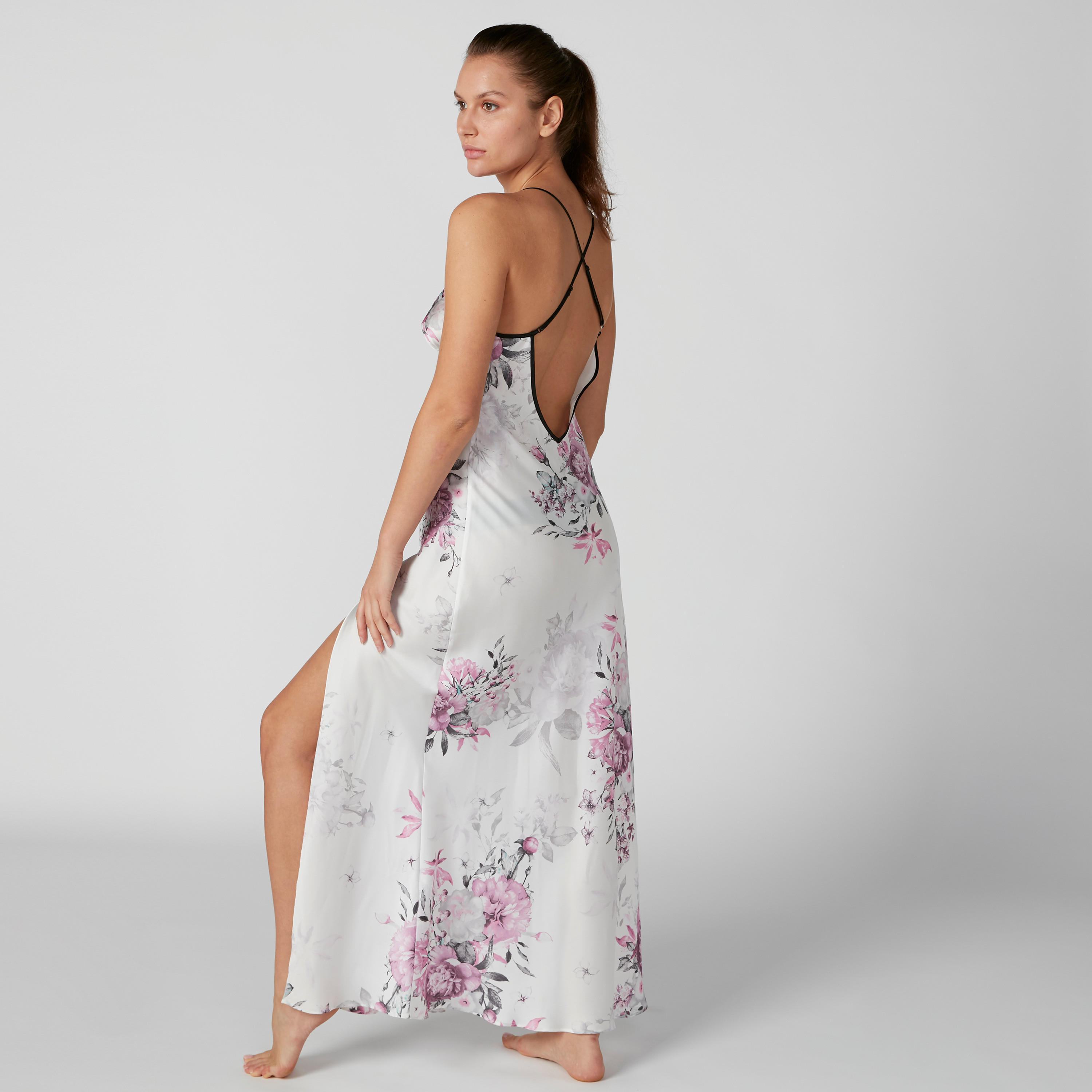 قميص نوم طويل بحمّالات متقاطعة وتفاصيل دانتيل وطبعات-women-clothing-nightwear-nighties-image-2