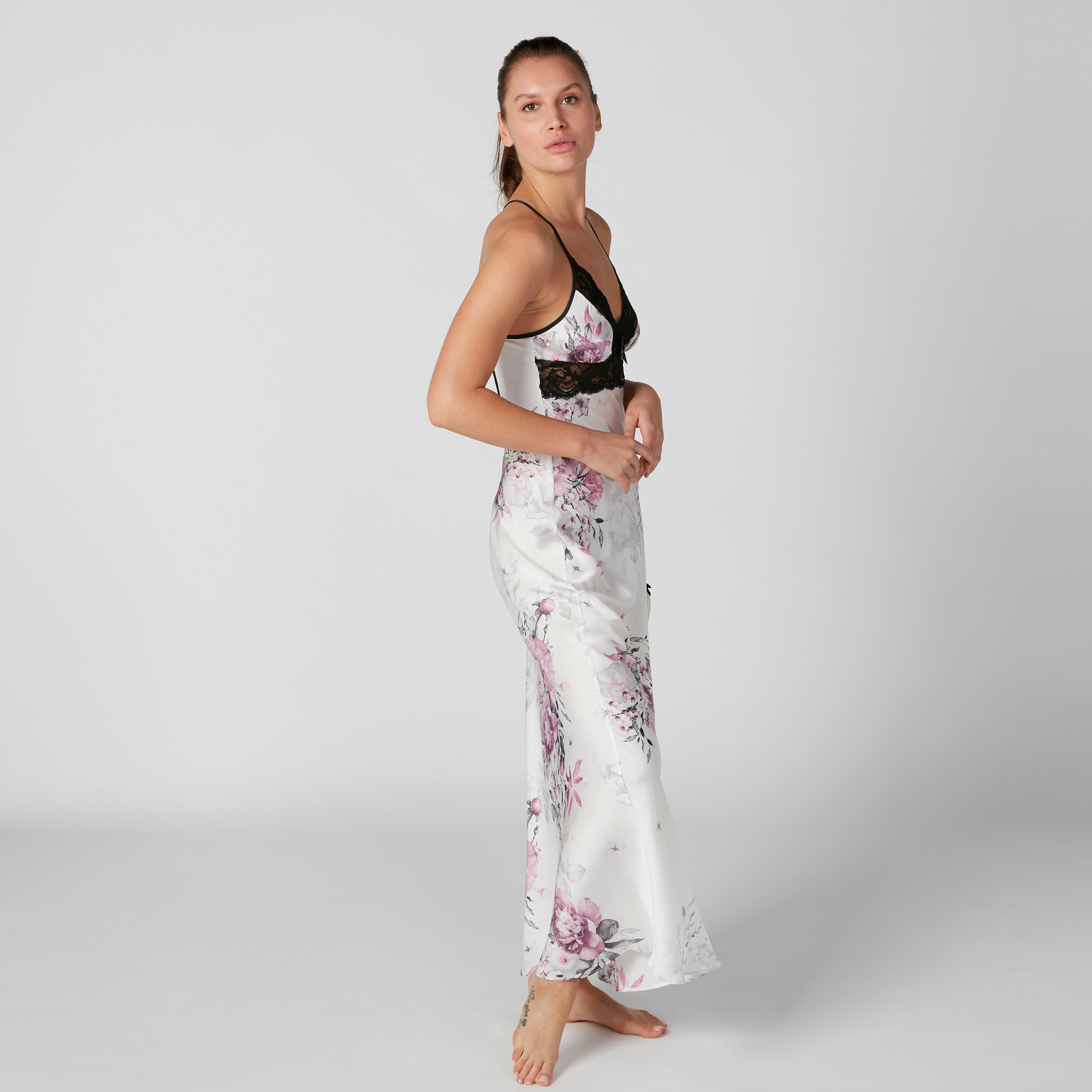 قميص نوم طويل بحمّالات متقاطعة وتفاصيل دانتيل وطبعات-women-clothing-nightwear-nighties-image-4