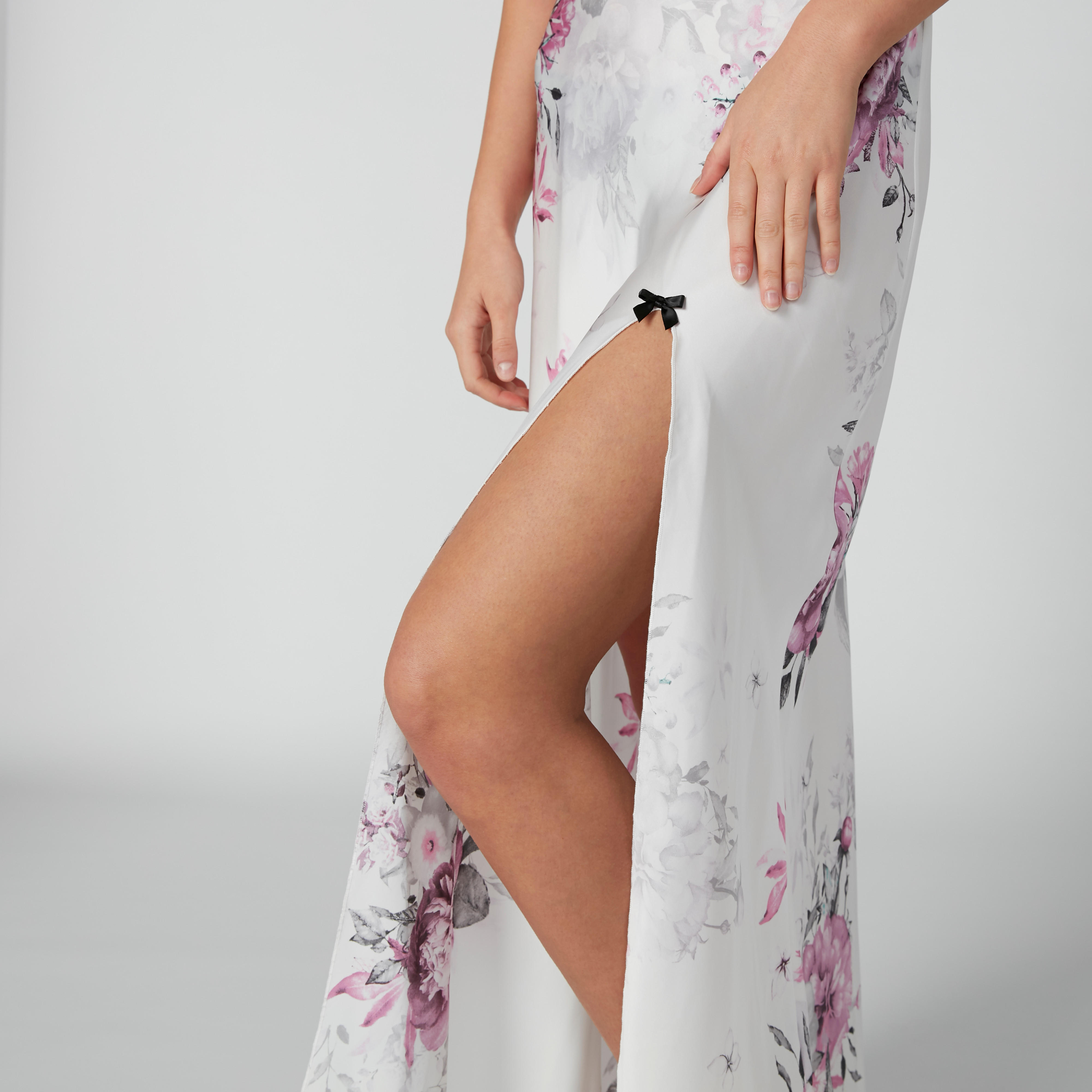 قميص نوم طويل بحمّالات متقاطعة وتفاصيل دانتيل وطبعات-women-clothing-nightwear-nighties-image-5