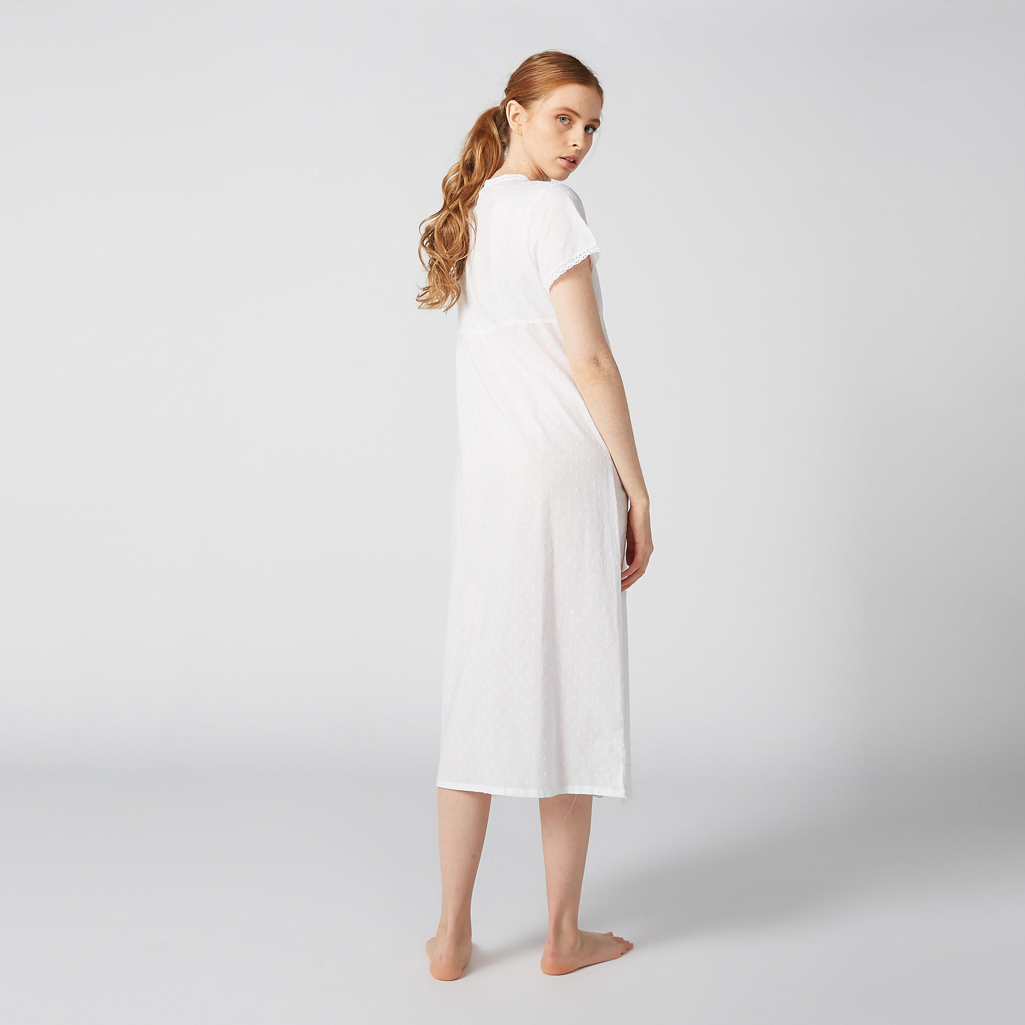 قميص نوم بتفاصيل دانتيل وأكمام قصيرة-women-clothing-nightwear-nighties-image-3