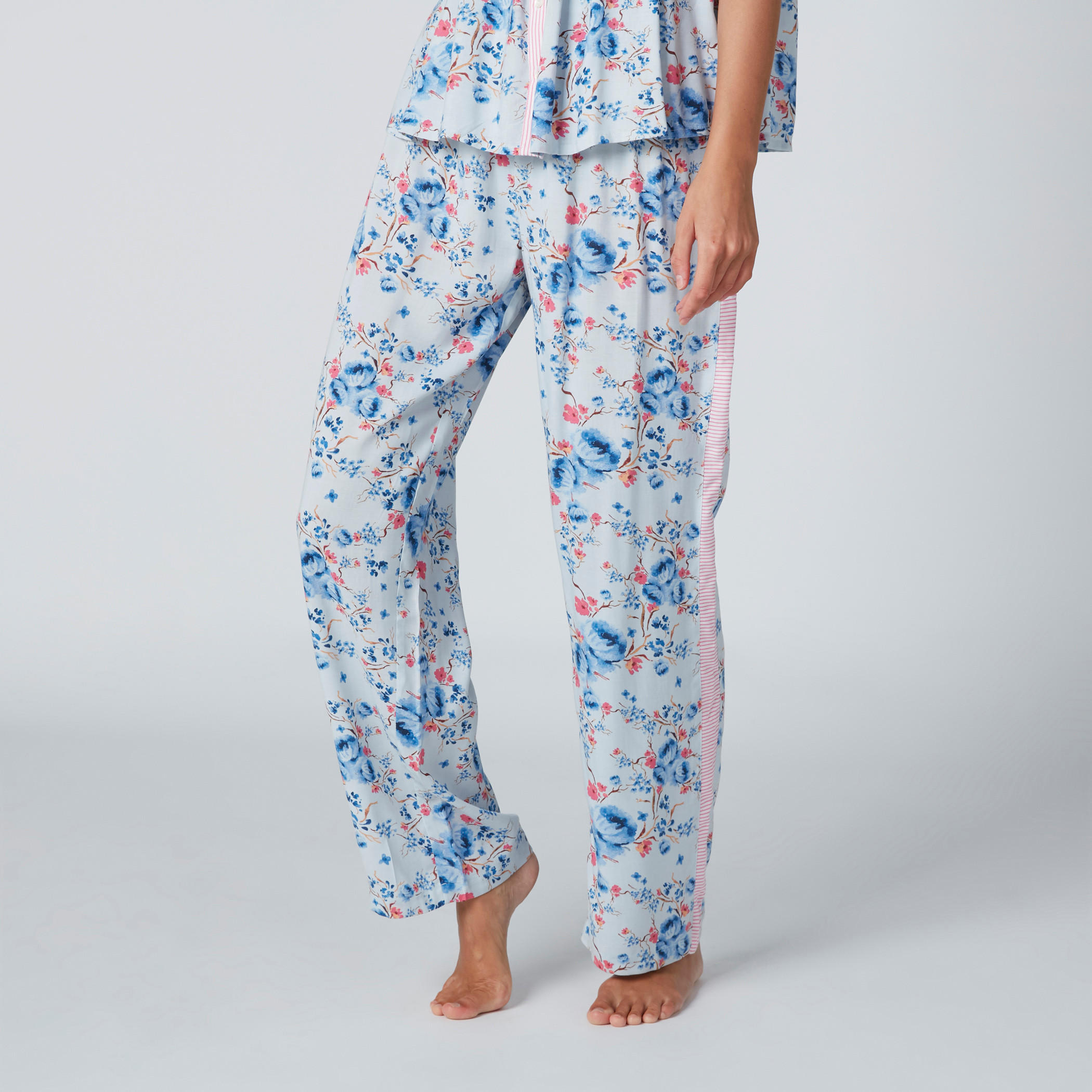 طقم قميص دون أكمام بطبعات زهرية وبنطال بيجاما-women-clothing-nightwear-pyjamas-longsets-image-1
